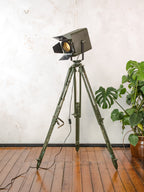 Strand Electric Patt 45 Theaterspot Vloerlamp | Jaren 60 Britse Toneellamp op Ertel-Werk Bundeswehr Statief