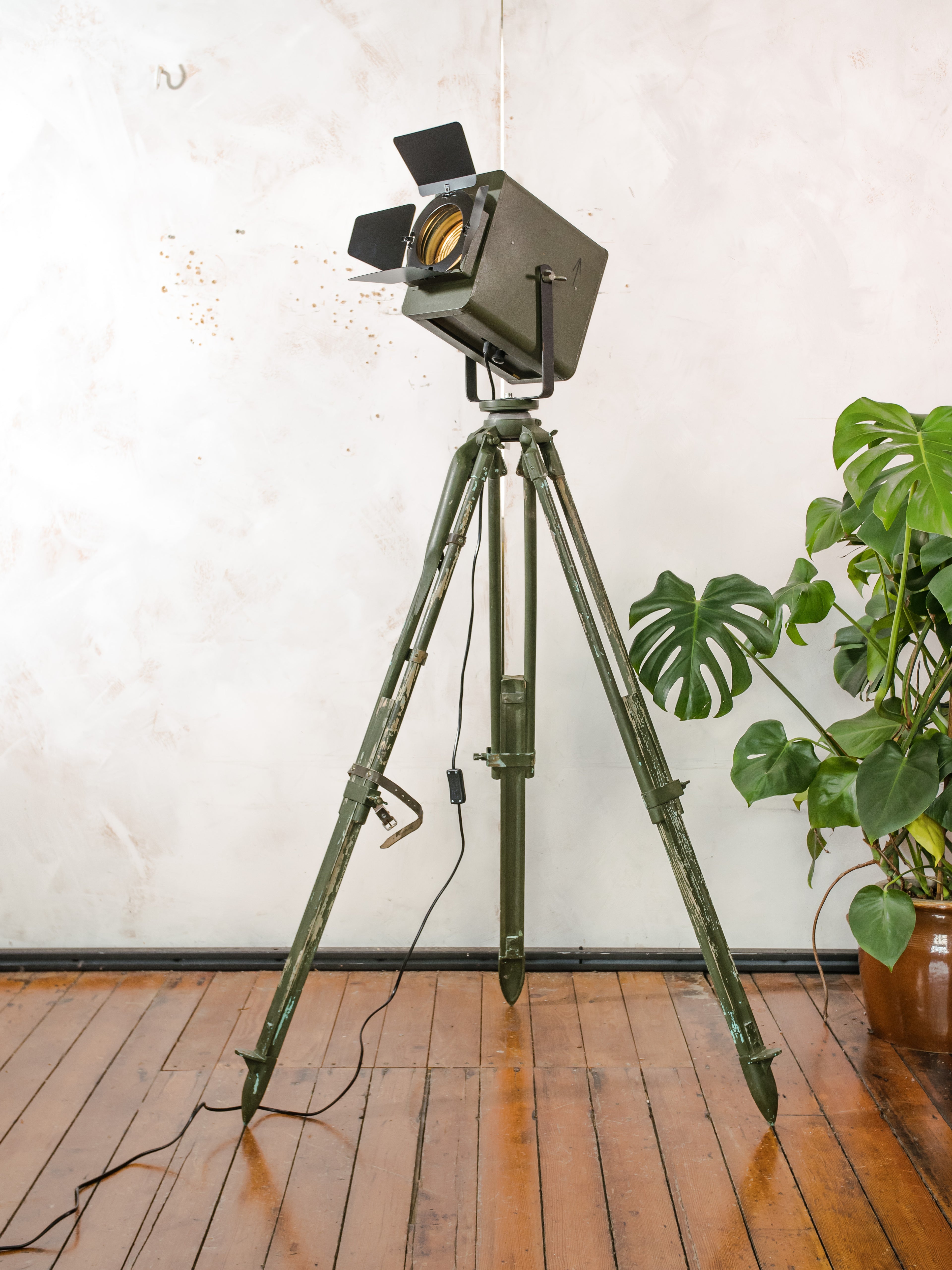 Strand Electric Patt 45 Theaterspot Vloerlamp | Jaren 60 Britse Toneellamp op Ertel-Werk Bundeswehr Statief