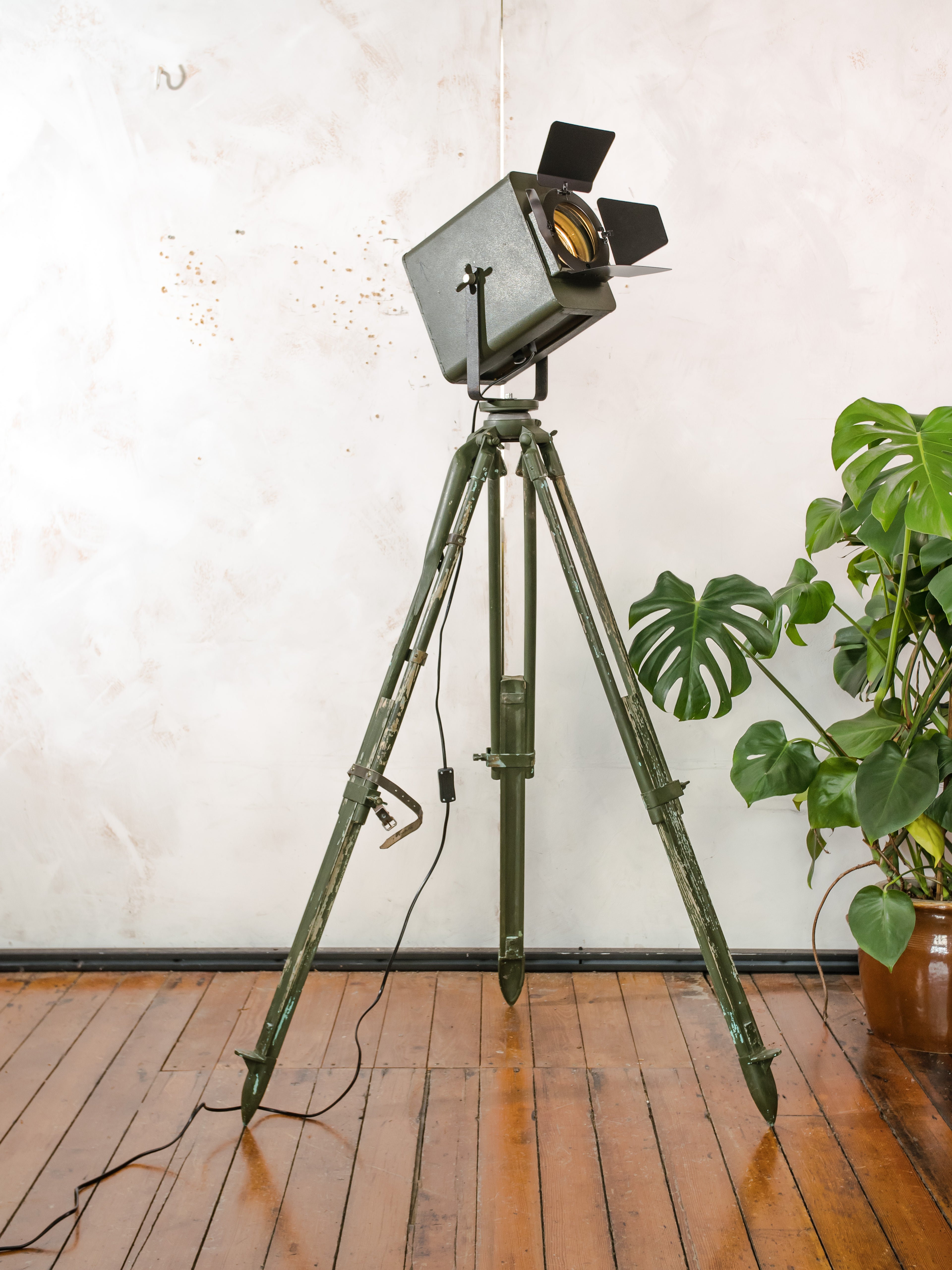 Strand Electric Patt 45 Theaterspot Vloerlamp | Jaren 60 Britse Toneellamp op Ertel-Werk Bundeswehr Statief