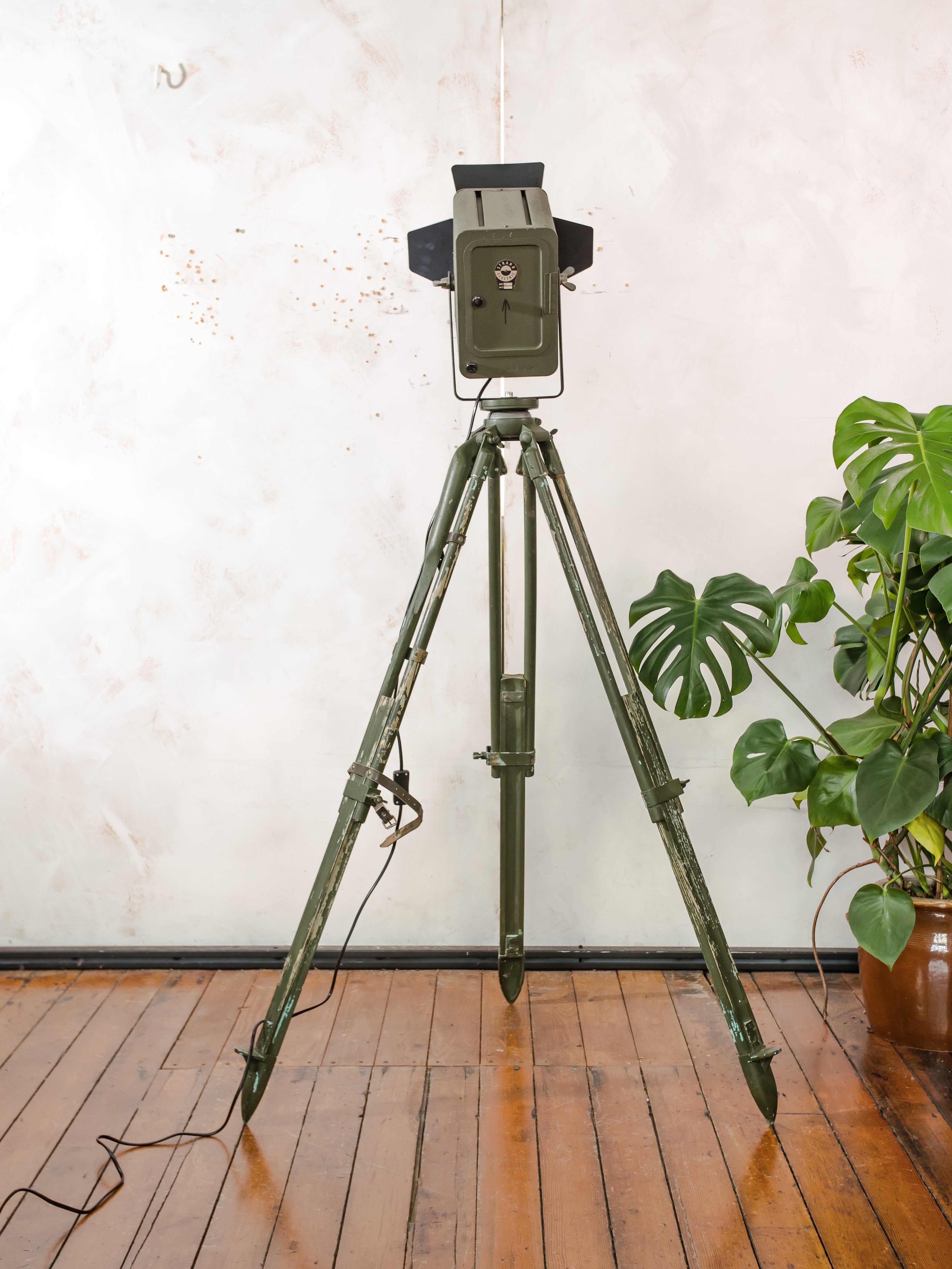 Strand Electric Patt 45 Theaterspot Vloerlamp | Jaren 60 Britse Toneellamp op Ertel-Werk Bundeswehr Statief