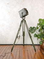 Strand Electric Patt 45 Theaterspot Vloerlamp | Jaren 60 Britse Toneellamp op Ertel-Werk Bundeswehr Statief