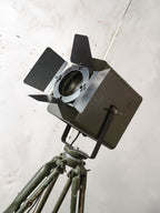 Strand Electric Patt 45 Theaterspot Vloerlamp | Jaren 60 Britse Toneellamp op Ertel-Werk Bundeswehr Statief