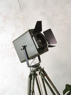 Strand Electric Patt 45 Theaterspot Vloerlamp | Jaren 60 Britse Toneellamp op Ertel-Werk Bundeswehr Statief