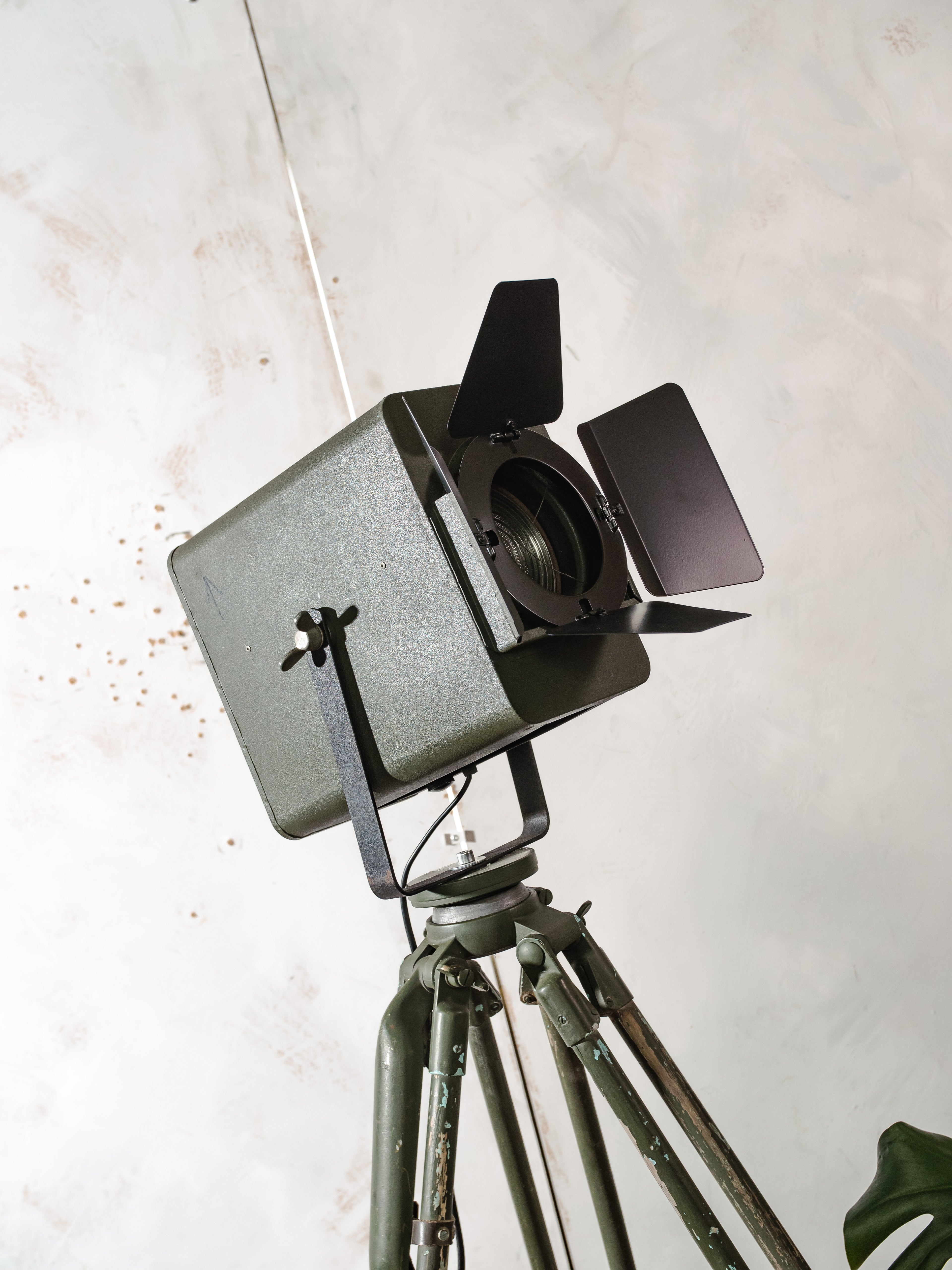 Strand Electric Patt 45 Theaterspot Vloerlamp | Jaren 60 Britse Toneellamp op Ertel-Werk Bundeswehr Statief
