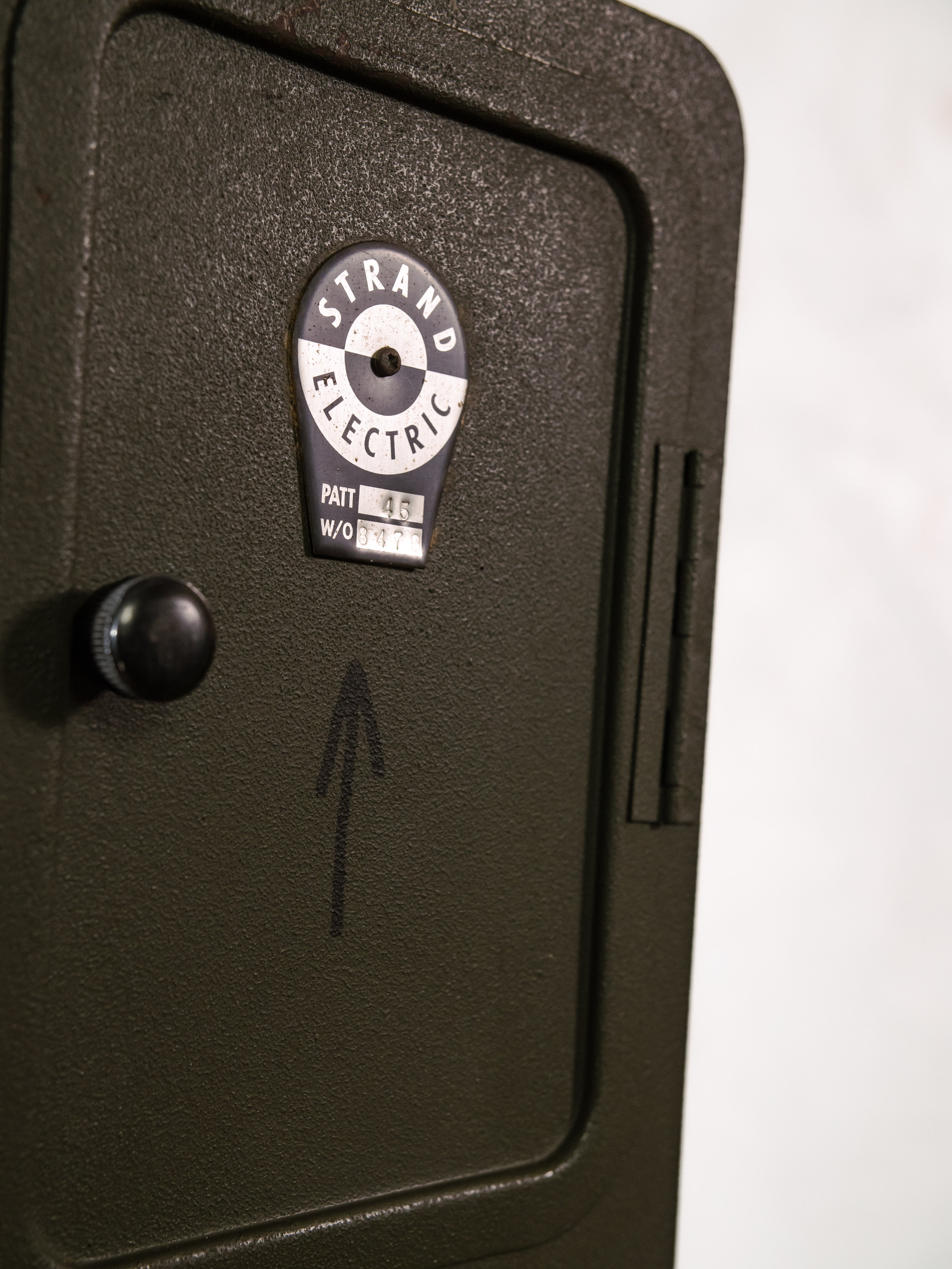 Strand Electric Patt 45 Theaterspot Vloerlamp | Jaren 60 Britse Toneellamp op Ertel-Werk Bundeswehr Statief