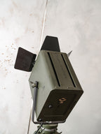 Strand Electric Patt 45 Theaterspot Vloerlamp | Jaren 60 Britse Toneellamp op Ertel-Werk Bundeswehr Statief