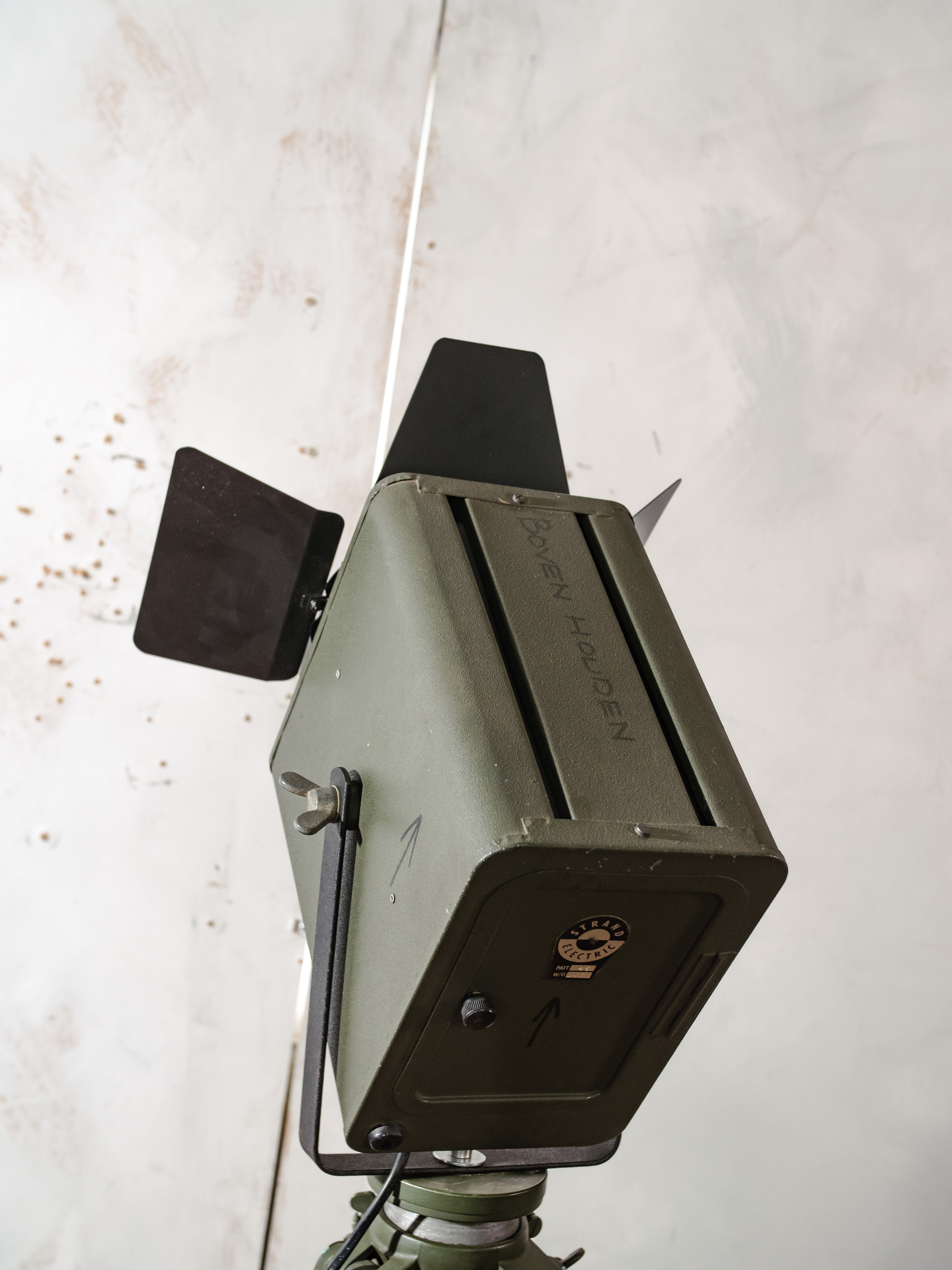 Strand Electric Patt 45 Theaterspot Vloerlamp | Jaren 60 Britse Toneellamp op Ertel-Werk Bundeswehr Statief