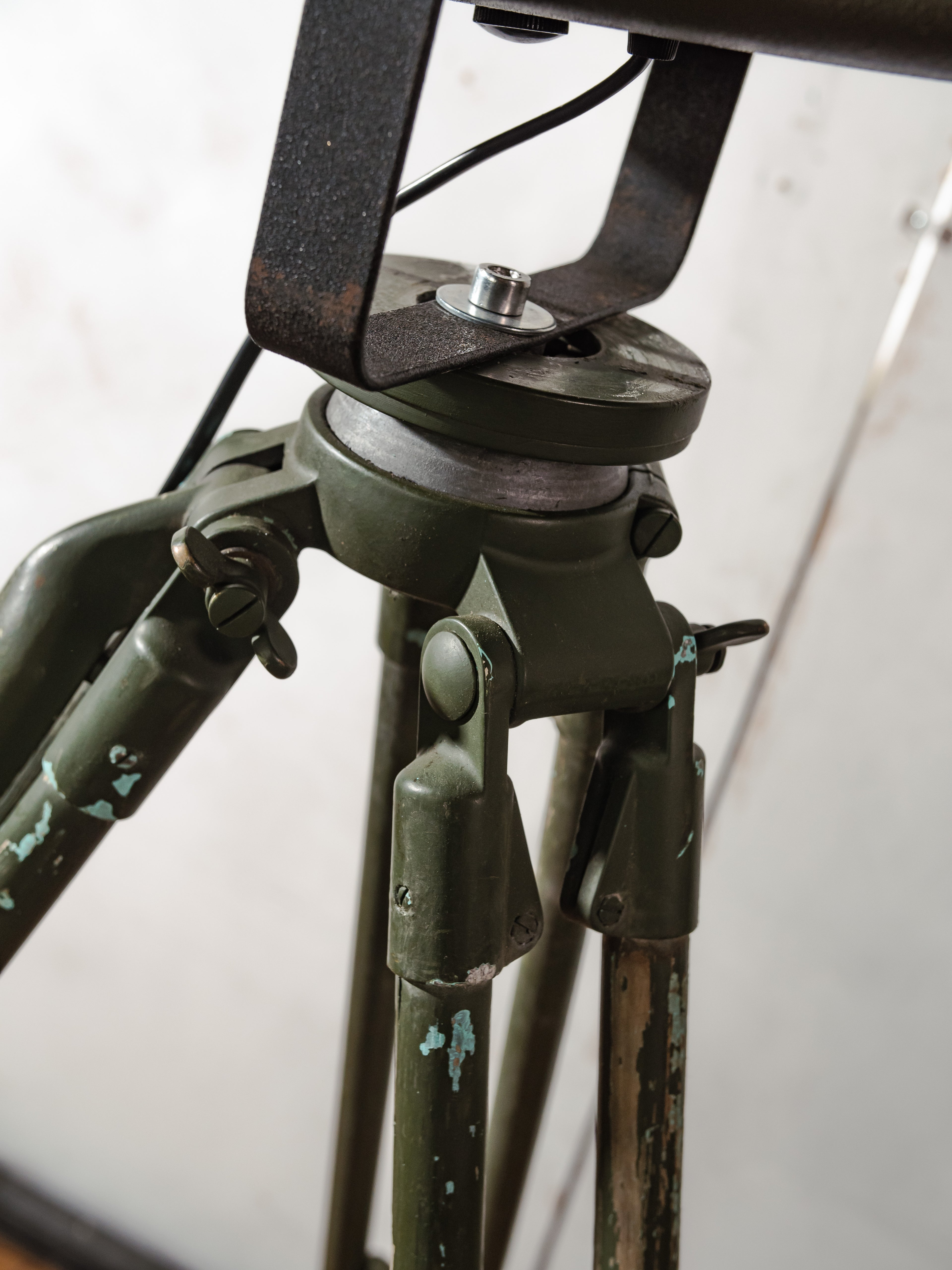 Strand Electric Patt 45 Theaterspot Vloerlamp | Jaren 60 Britse Toneellamp op Ertel-Werk Bundeswehr Statief
