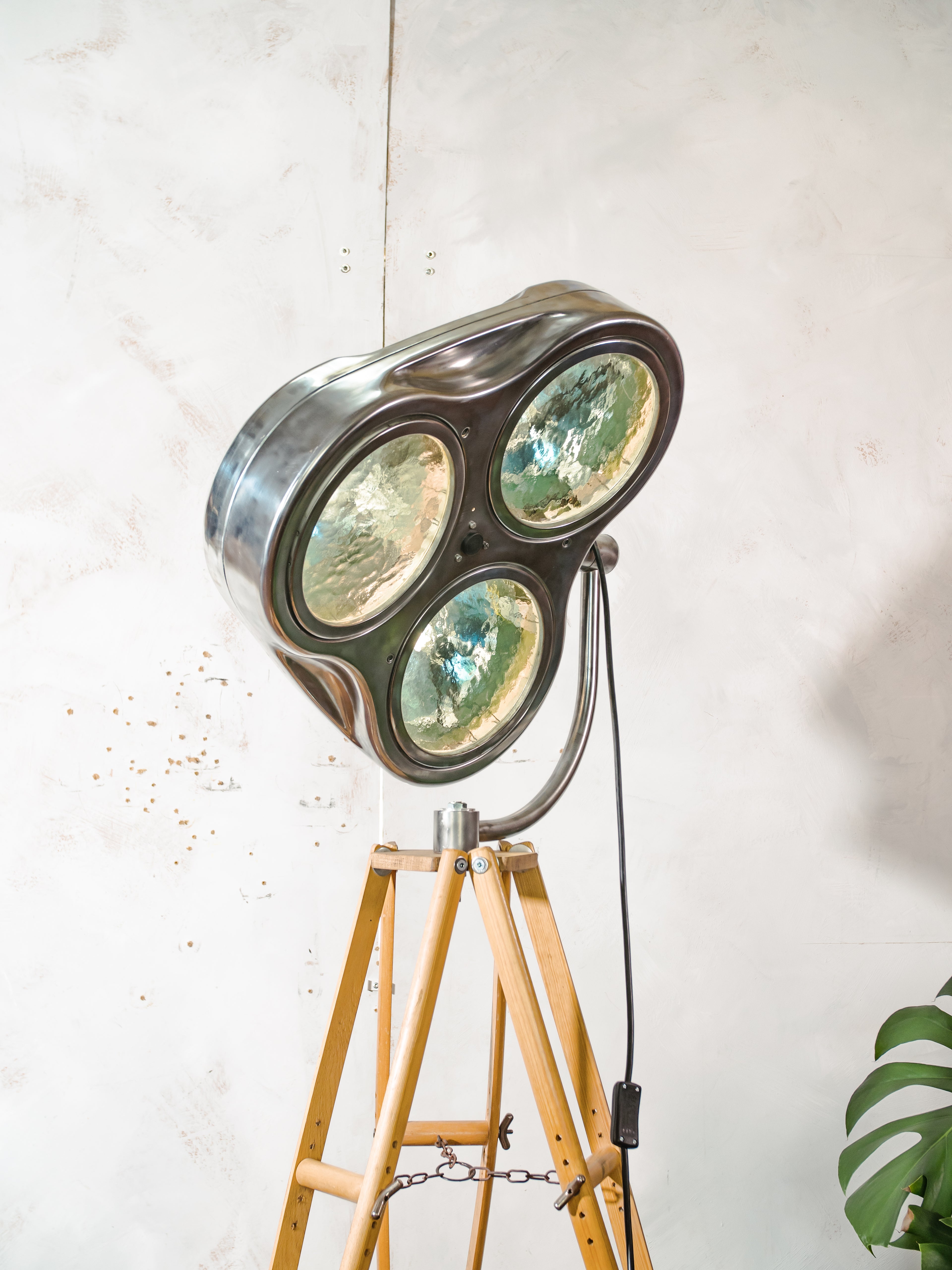 Gepolijste chirurgische spotlight lamp Heraeus Hanaulux London vloerlamp | Leger kruk statief | Blauwe lenzen | Gerecyclede ziekenhuislamp