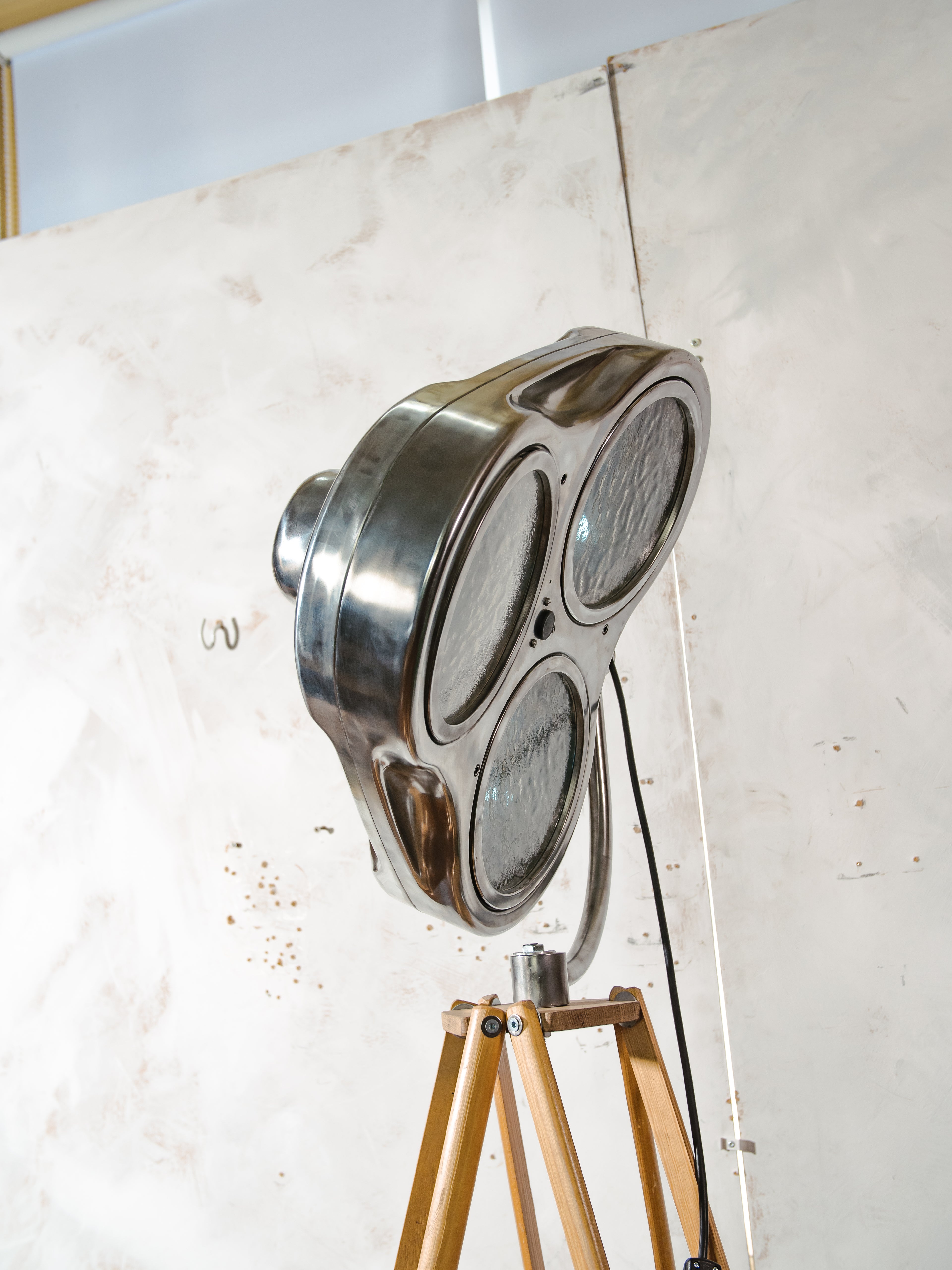 Gepolijste chirurgische spotlight lamp Heraeus Hanaulux London vloerlamp | Leger kruk statief | Blauwe lenzen | Gerecyclede ziekenhuislamp