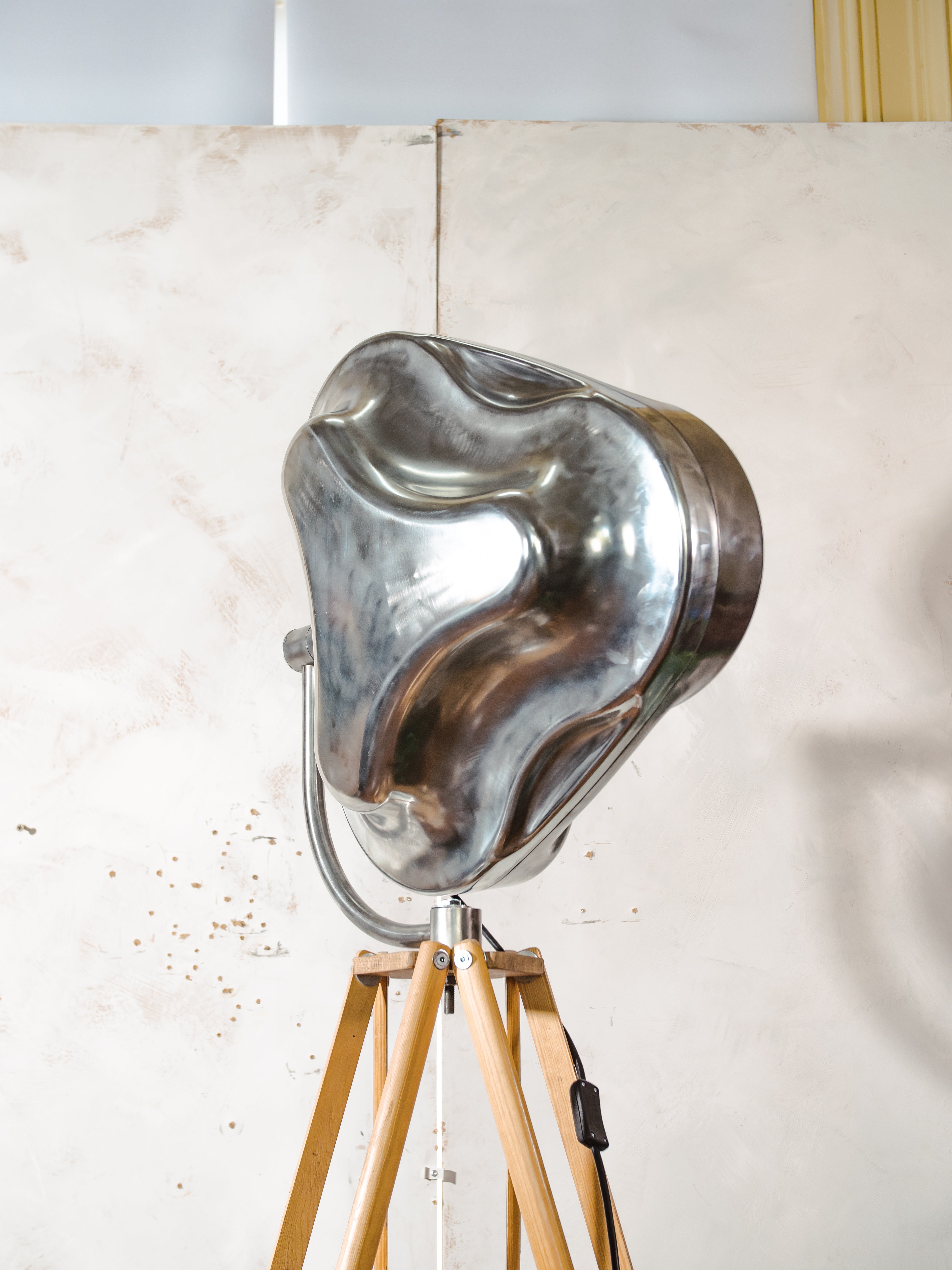 Gepolijste chirurgische spotlight lamp Heraeus Hanaulux London vloerlamp | Leger kruk statief | Blauwe lenzen | Gerecyclede ziekenhuislamp