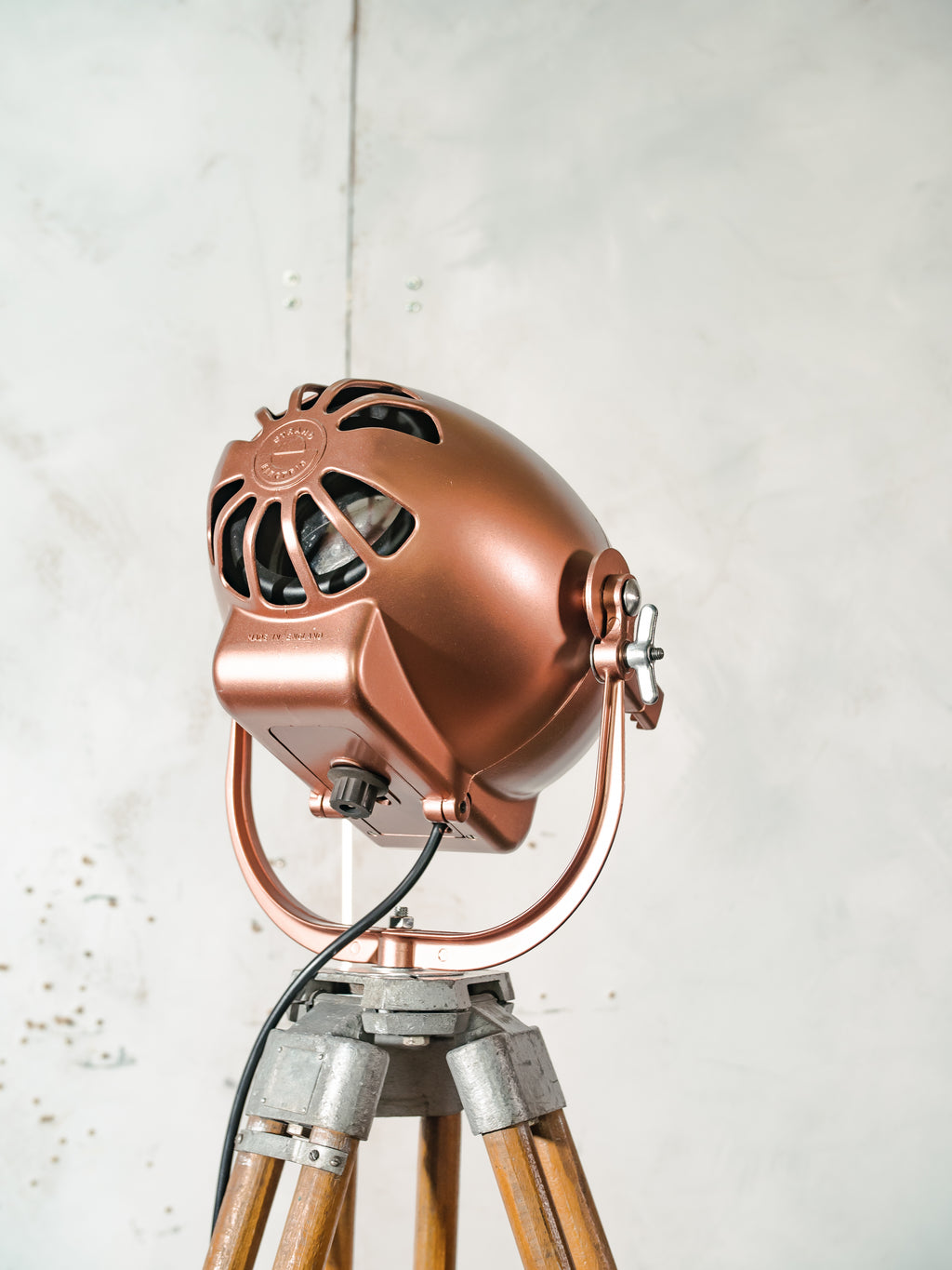 Vintage Strand Electric Patt 123 theaterspot vloerlamp | Industriële statief podiumlamp | Rood koper | Loft decor