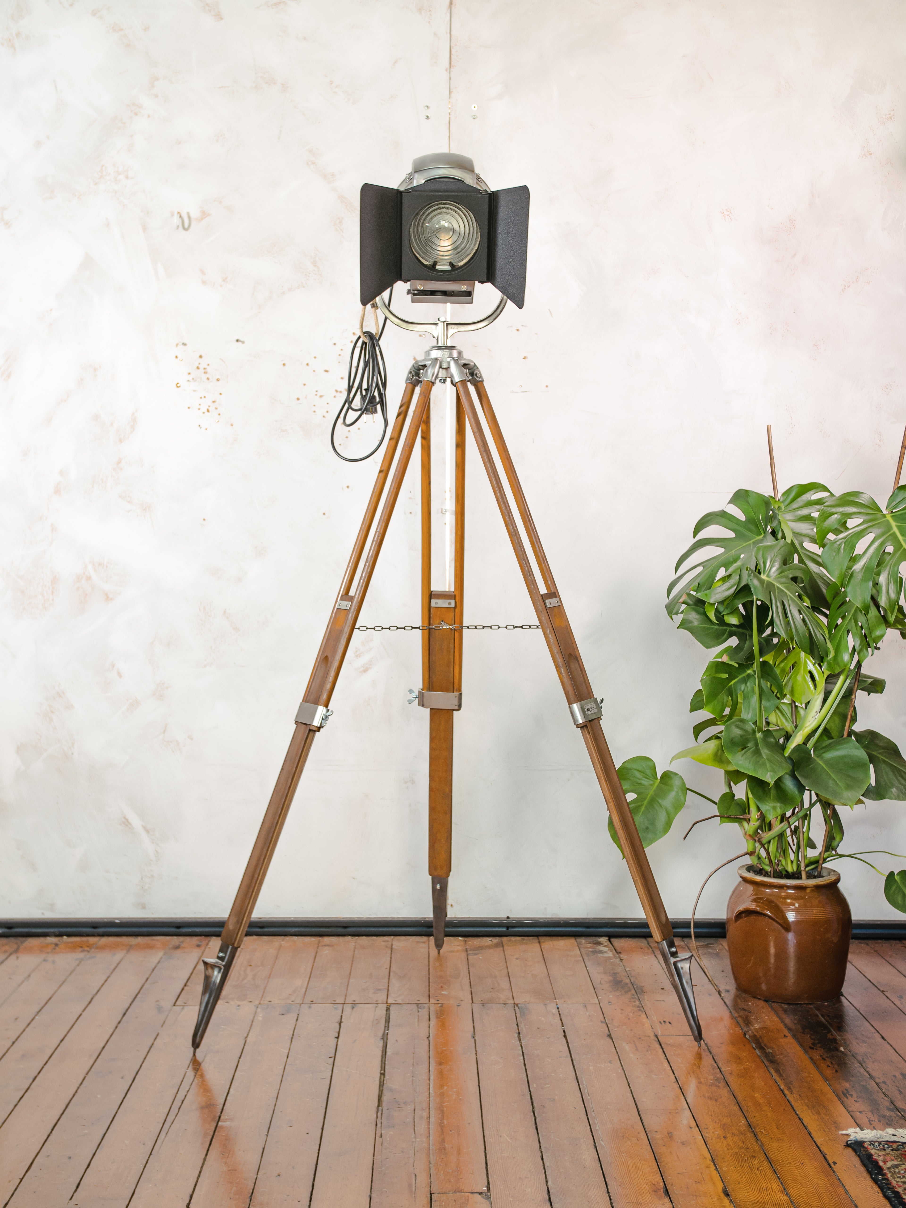 Bardwell McAlister Hollywood Spotlight vloerlamp uit de jaren 50 | Fresnel-lens | Barndoors | Vintage statief | Nieuwe E27 fitting | Filmstudio schijnwerper