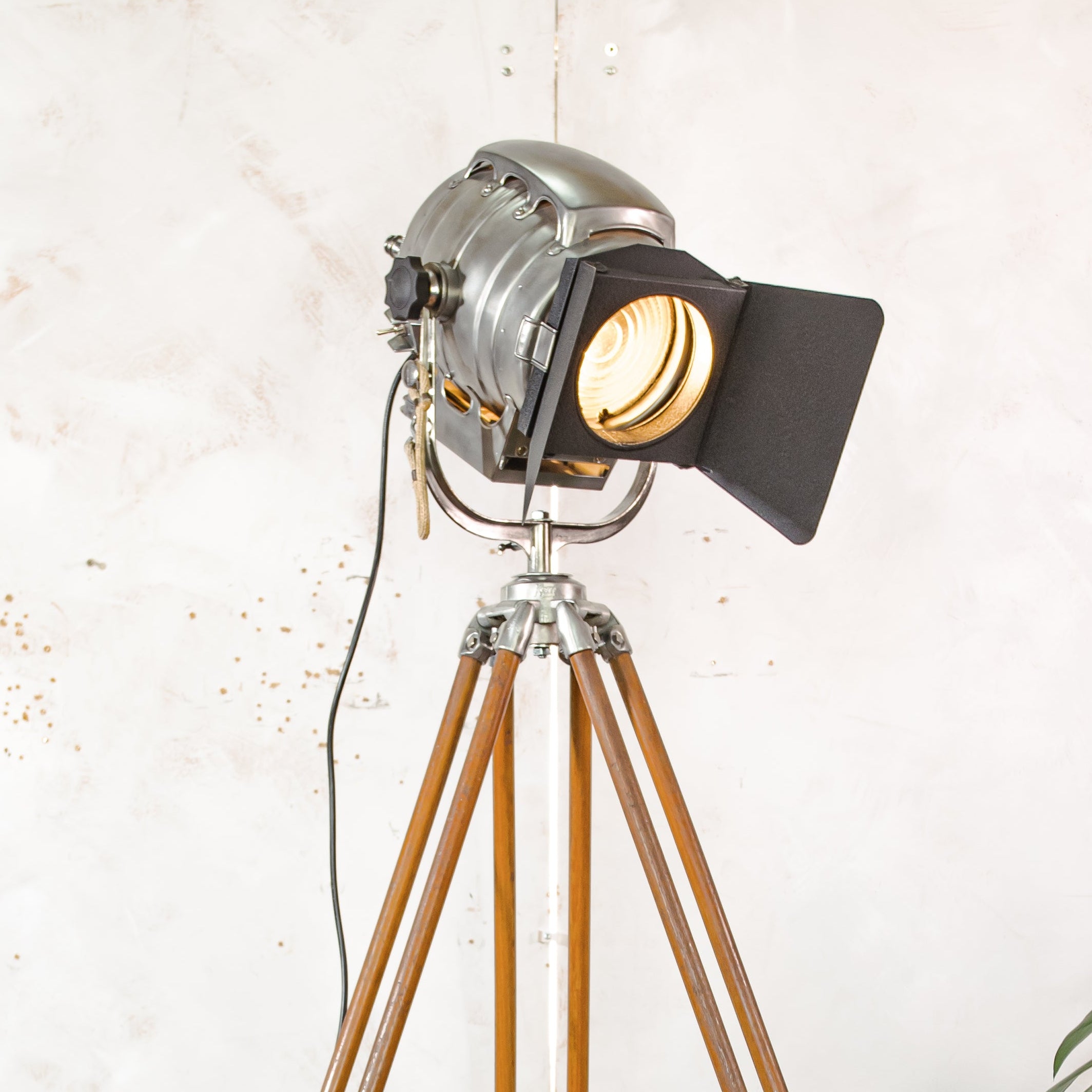 Bardwell McAlister Hollywood Spotlight vloerlamp uit de jaren 50 | Fresnel-lens | Barndoors | Vintage statief | Nieuwe E27 fitting | Filmstudio schijnwerper