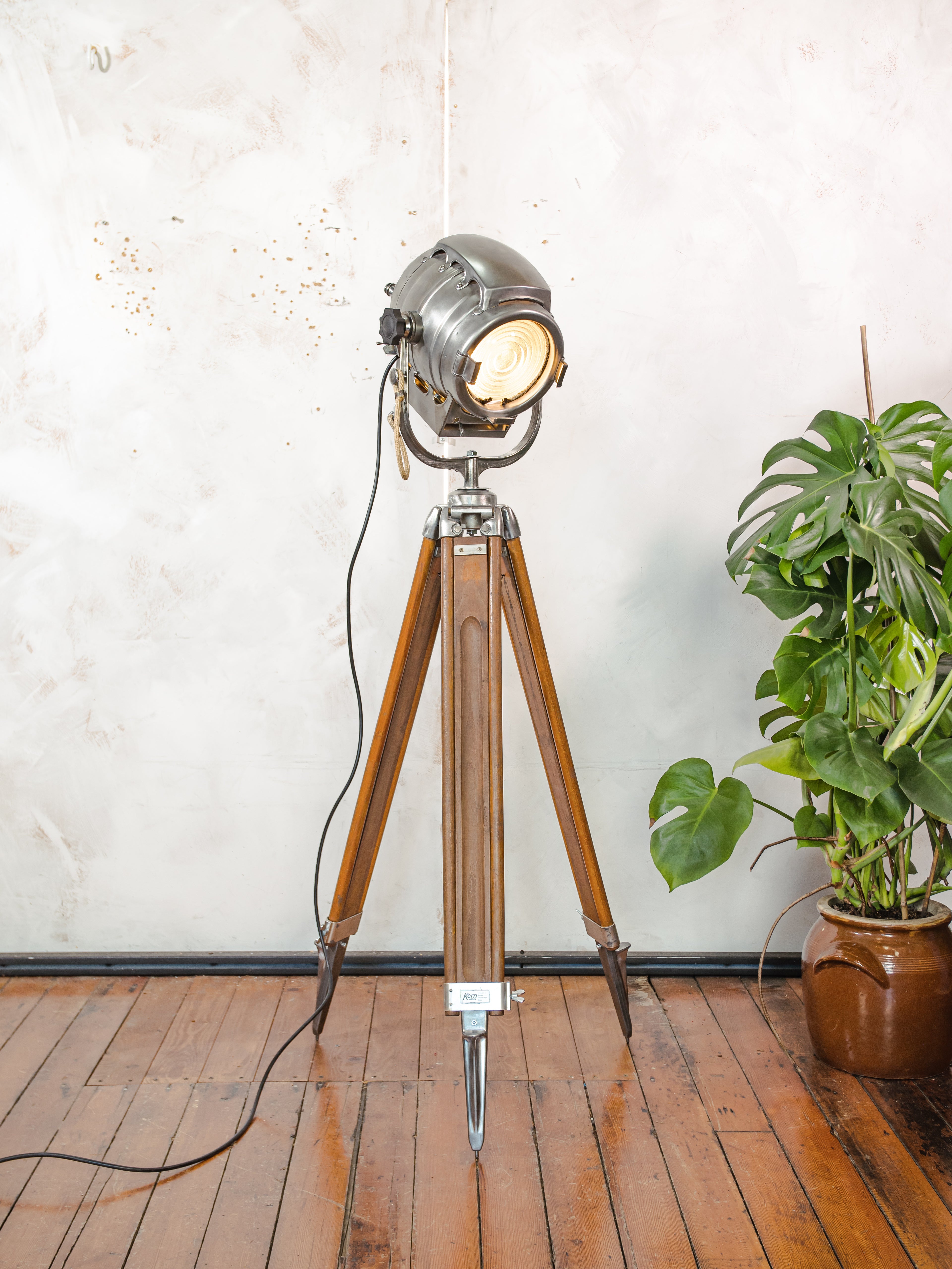 Bardwell McAlister Hollywood Spotlight vloerlamp uit de jaren 50 | Fresnel-lens | Barndoors | Vintage statief | Nieuwe E27 fitting | Filmstudio schijnwerper