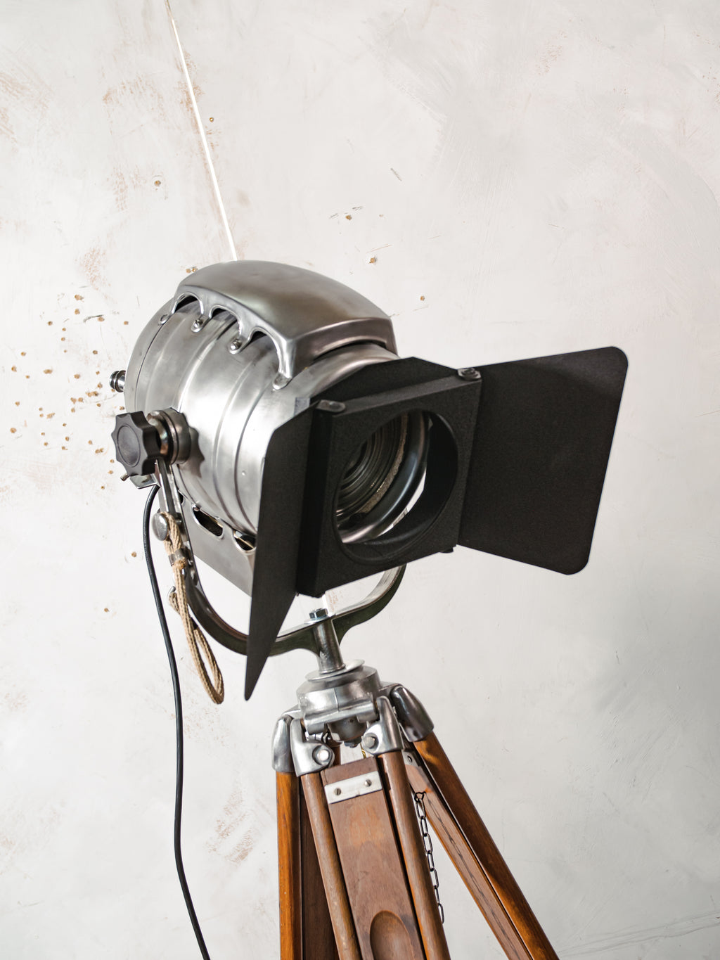 Bardwell McAlister 1950s Hollywood Keg Light Floor Lamp | Fresnel Lens | Barndoors | Vintage Tripod | Rewired E27 | Film Studio Spotlight