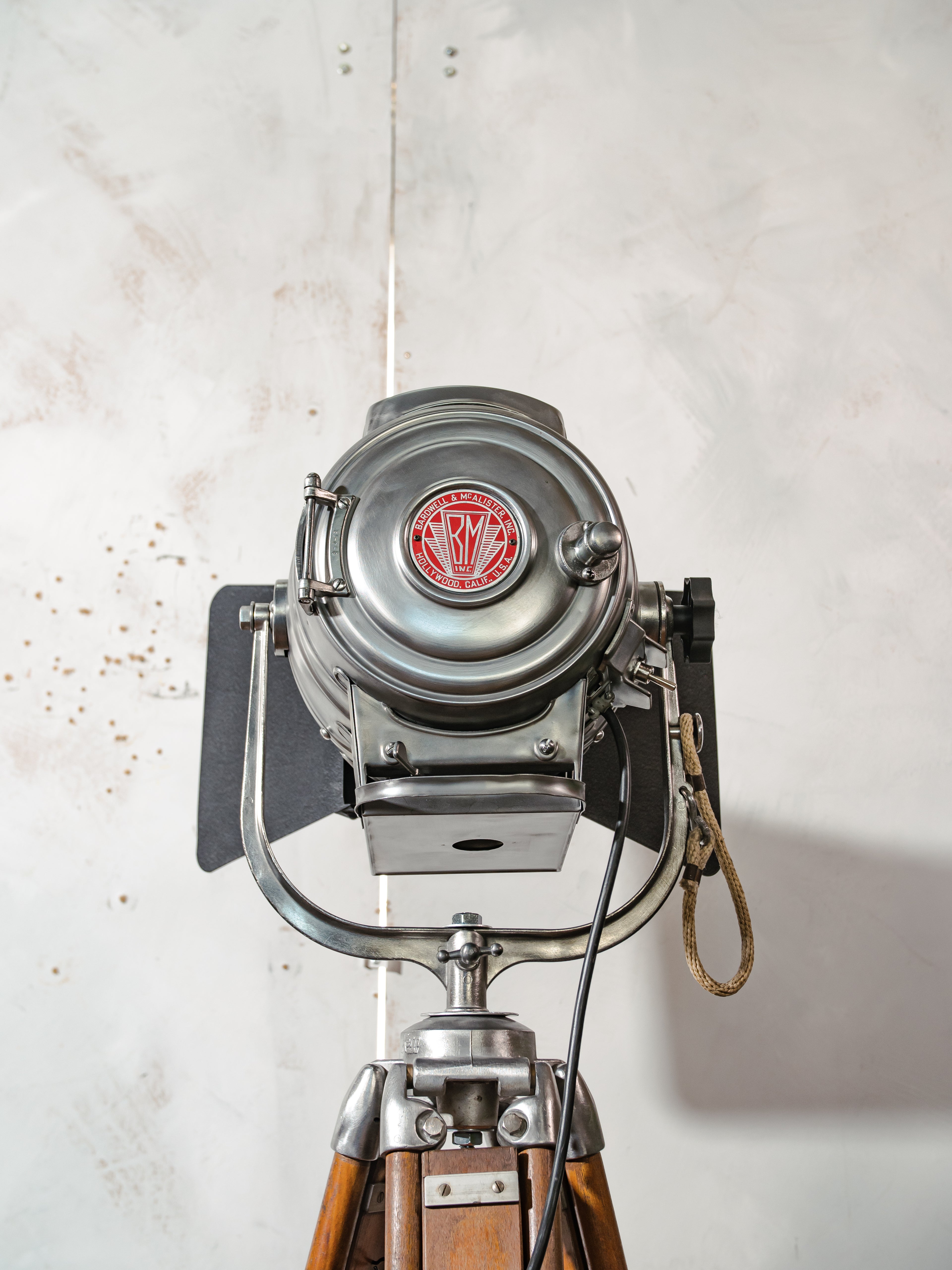 Bardwell McAlister Hollywood Spotlight vloerlamp uit de jaren 50 | Fresnel-lens | Barndoors | Vintage statief | Nieuwe E27 fitting | Filmstudio schijnwerper