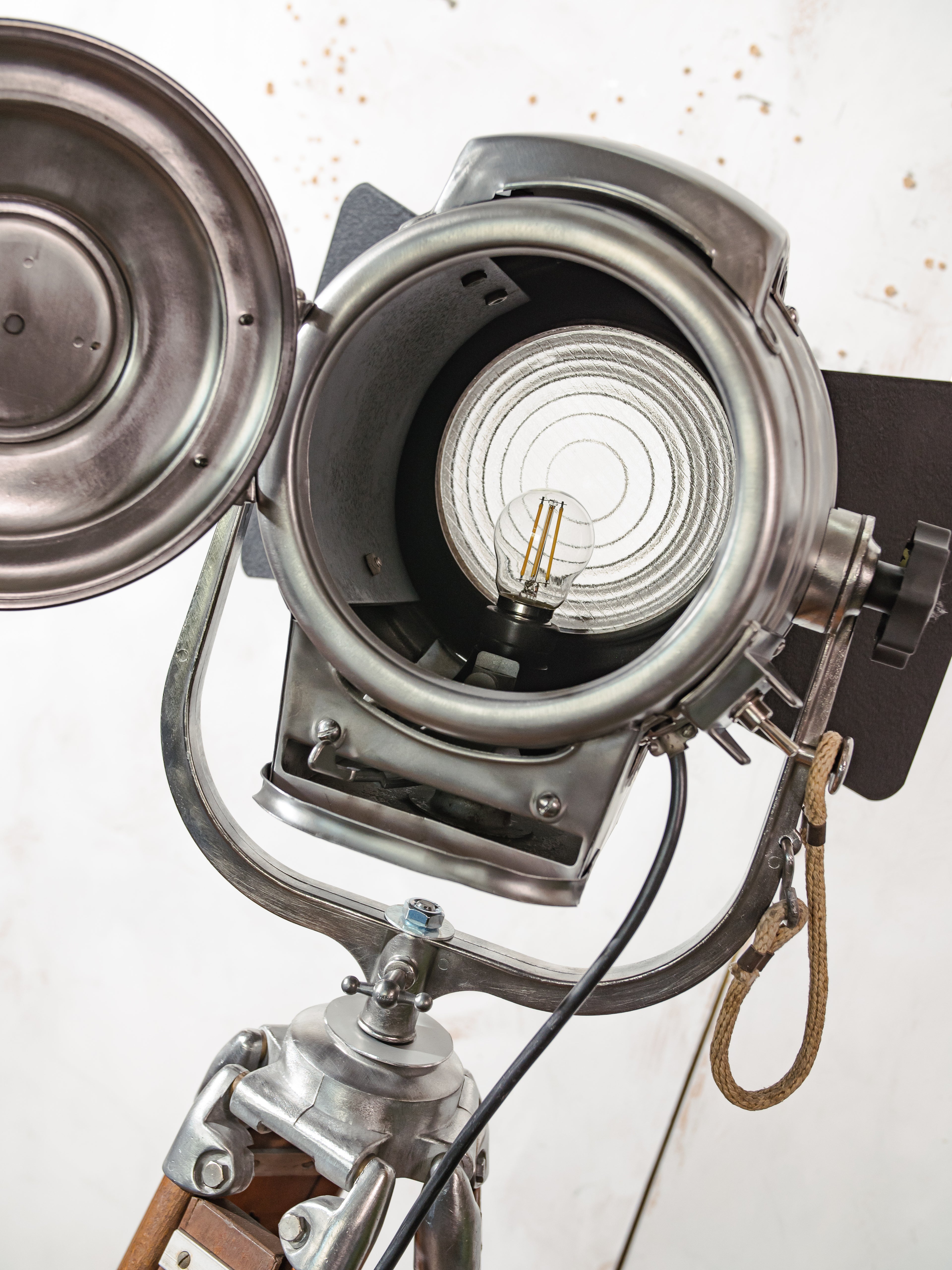 Bardwell McAlister Hollywood Spotlight vloerlamp uit de jaren 50 | Fresnel-lens | Barndoors | Vintage statief | Nieuwe E27 fitting | Filmstudio schijnwerper