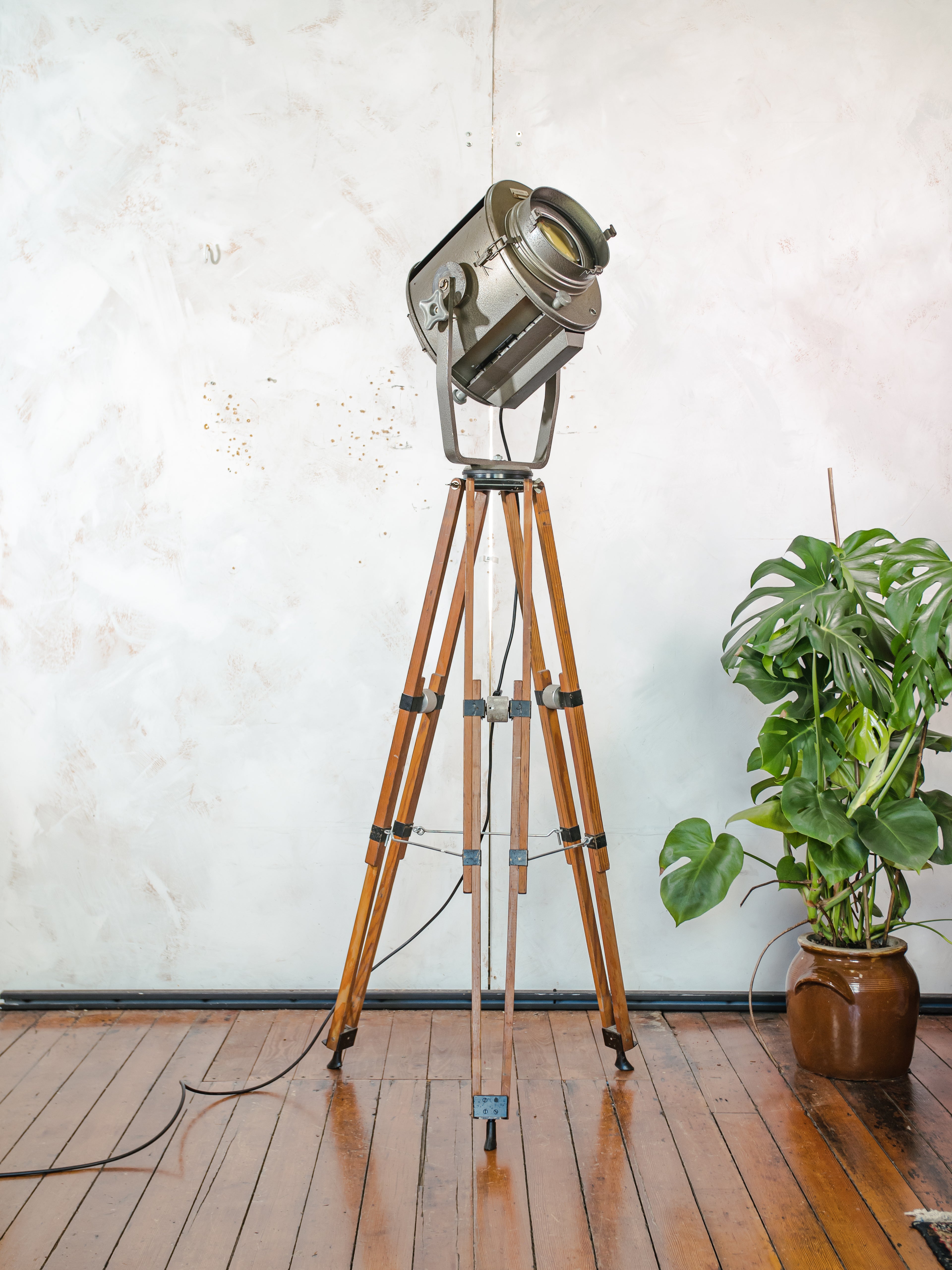 Vintage XL ADB België theaterspot lamp uit de jaren 60 | Houten statief podiumlamp | Nieuwe E27-fitting | Breedstraler & Spot | Loftverlichting