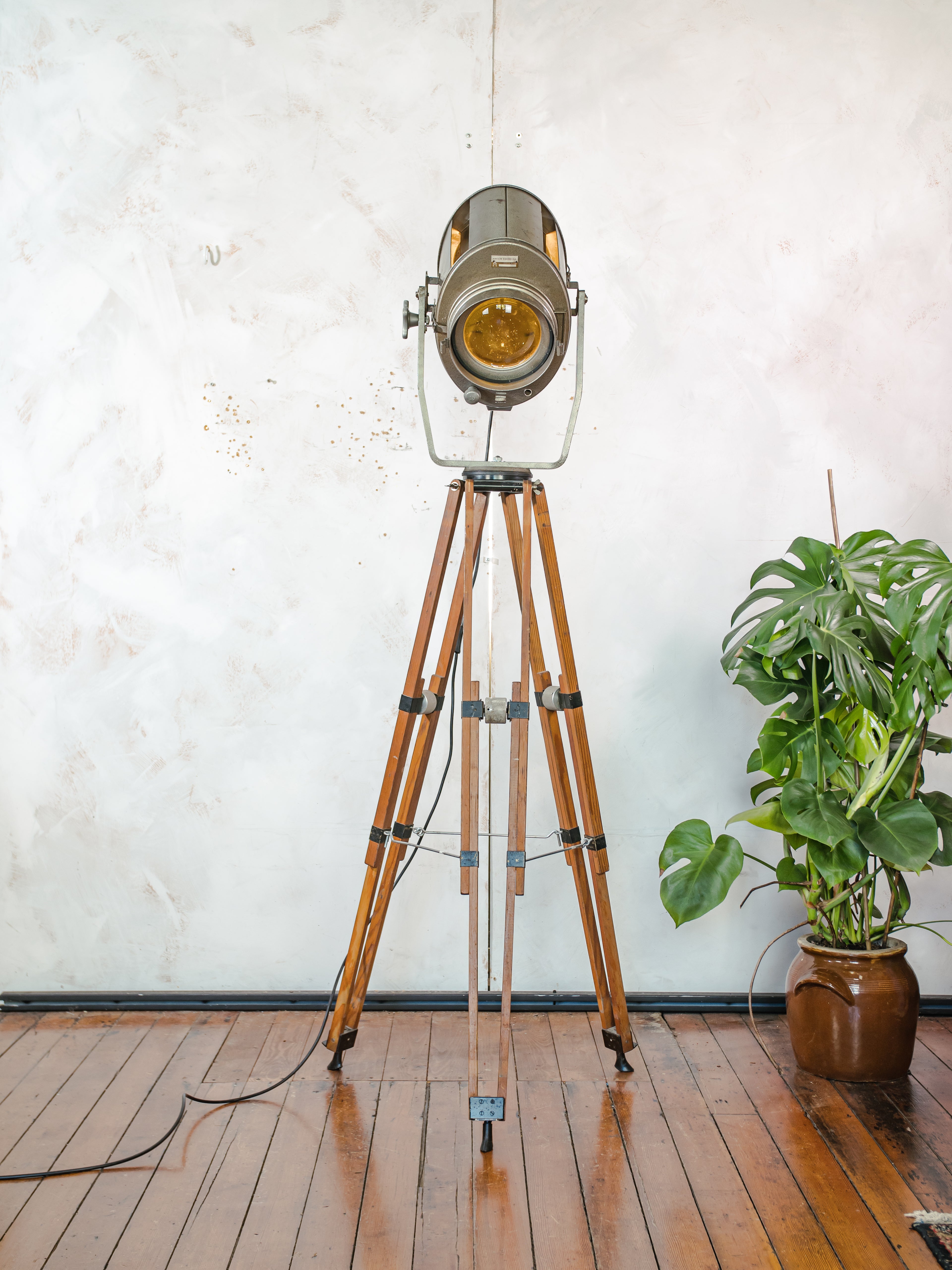 Vintage XL ADB België theaterspot lamp uit de jaren 60 | Houten statief podiumlamp | Nieuwe E27-fitting | Breedstraler & Spot | Loftverlichting