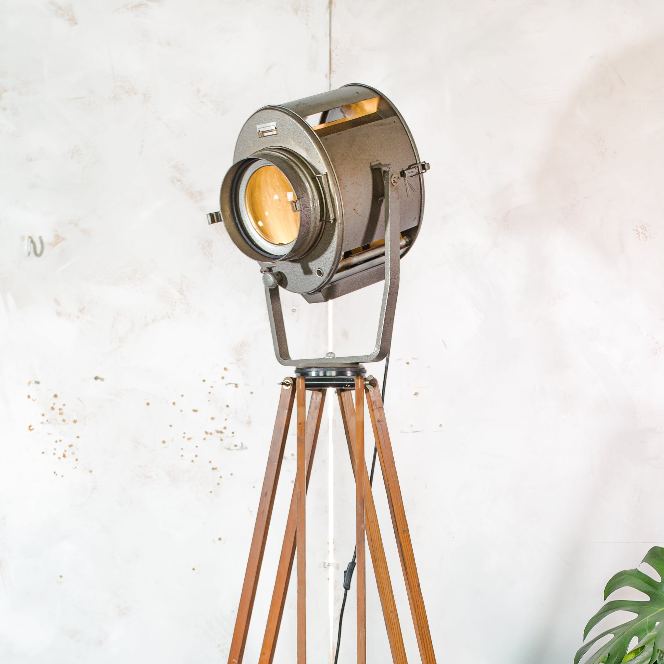 Vintage XL ADB België theaterspot lamp uit de jaren 60 | Houten statief podiumlamp | Nieuwe E27-fitting | Breedstraler & Spot | Loftverlichting