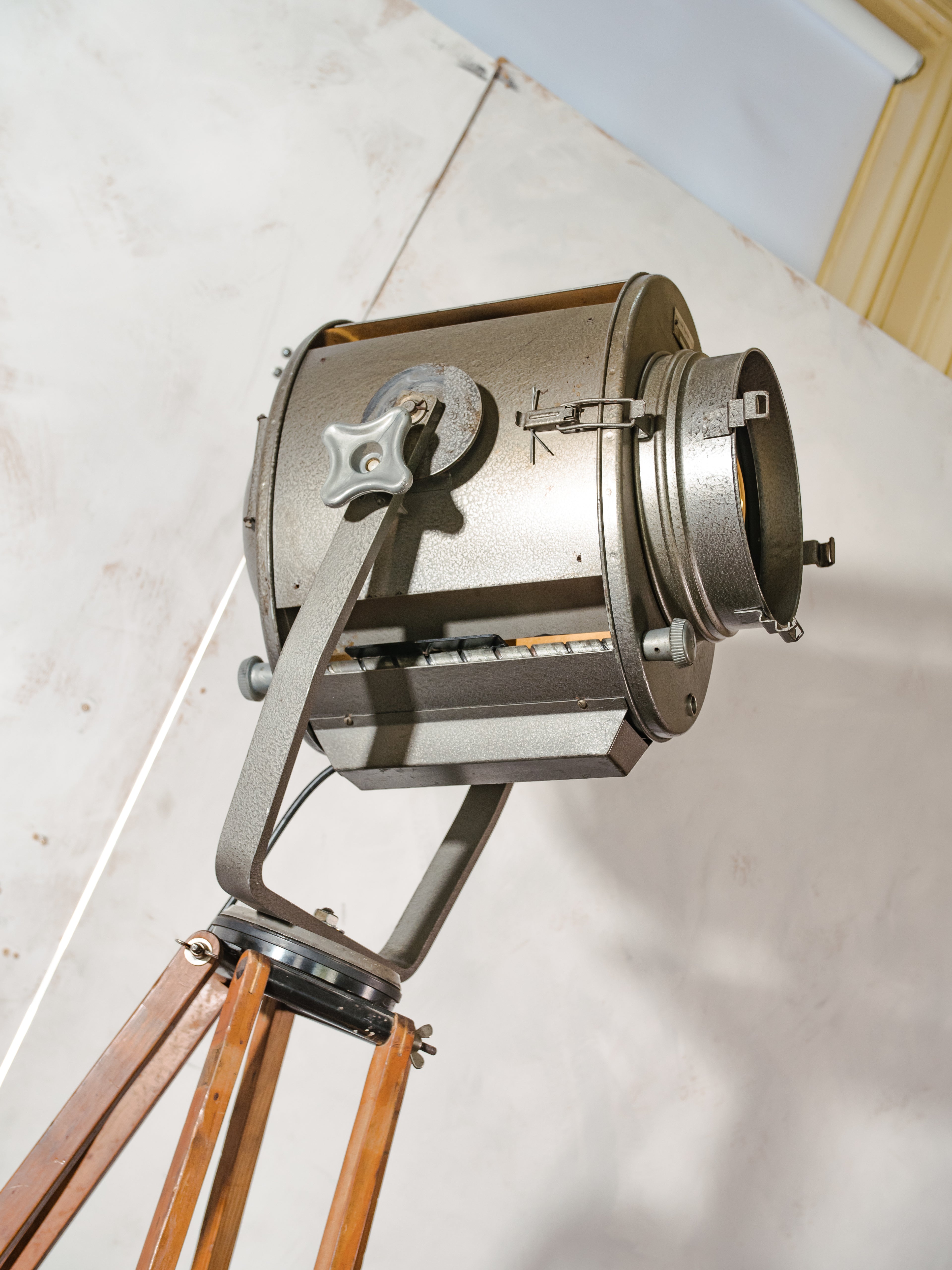 Vintage XL ADB België theaterspot lamp uit de jaren 60 | Houten statief podiumlamp | Nieuwe E27-fitting | Breedstraler & Spot | Loftverlichting