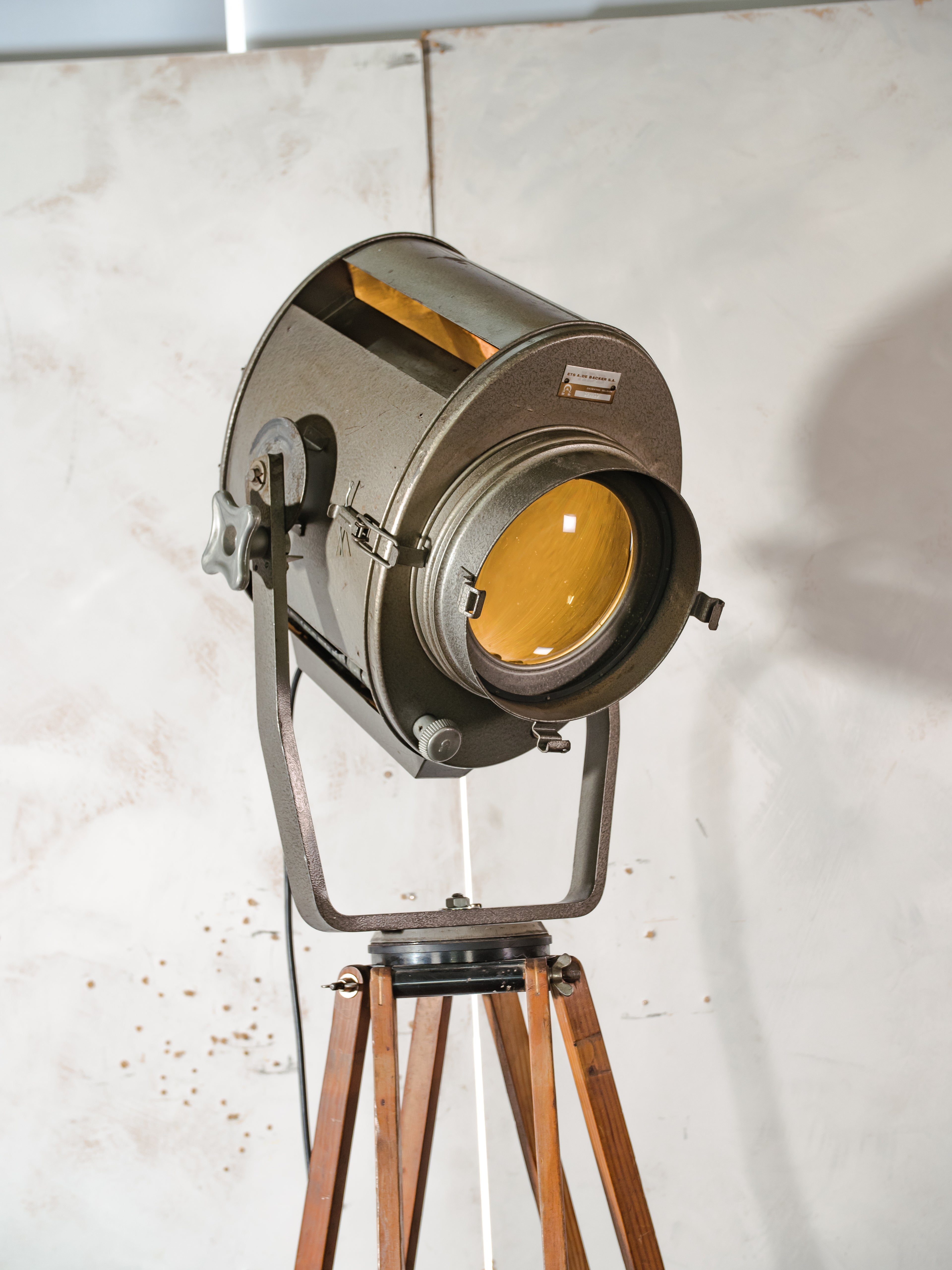 Vintage XL ADB België theaterspot lamp uit de jaren 60 | Houten statief podiumlamp | Nieuwe E27-fitting | Breedstraler & Spot | Loftverlichting