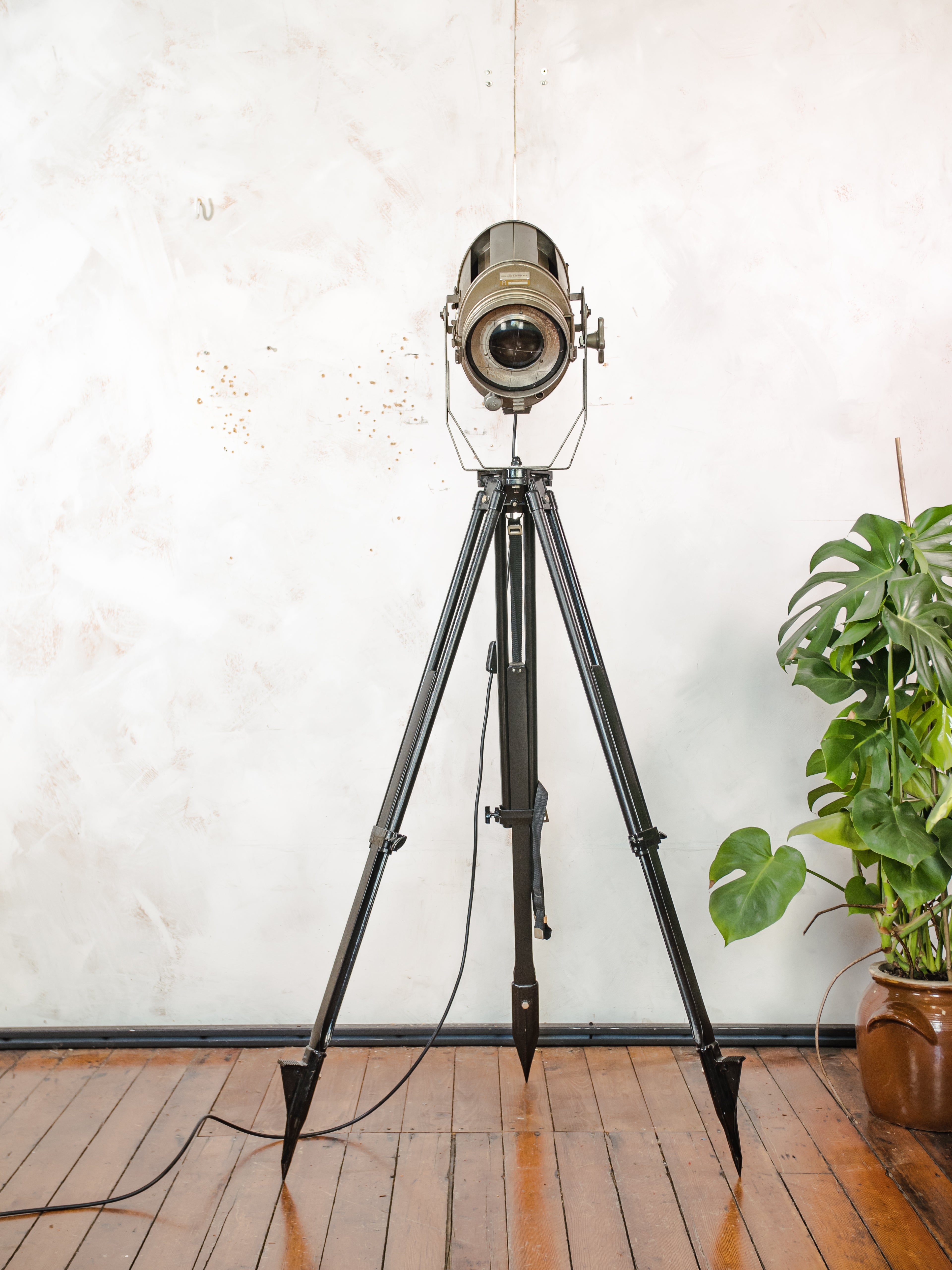 Vintage ADB België theaterspot lamp uit de jaren 60 | Industriële podiumlamp met statief | Nieuwe E27-fitting | Breedstraler & Spot | Loftverlichting