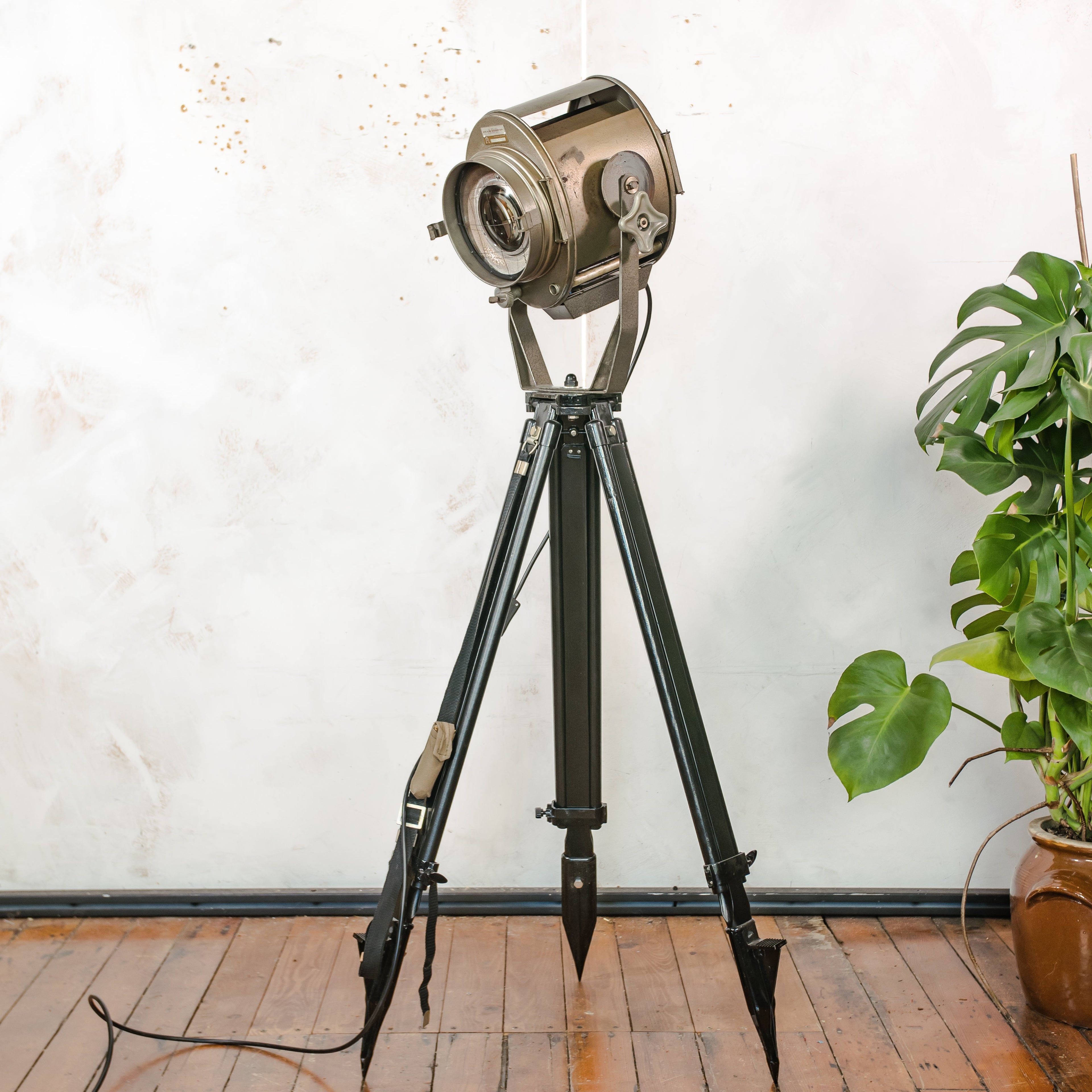 Vintage ADB België theaterspot lamp uit de jaren 60 | Industriële podiumlamp met statief | Nieuwe E27-fitting | Breedstraler & Spot | Loftverlichting