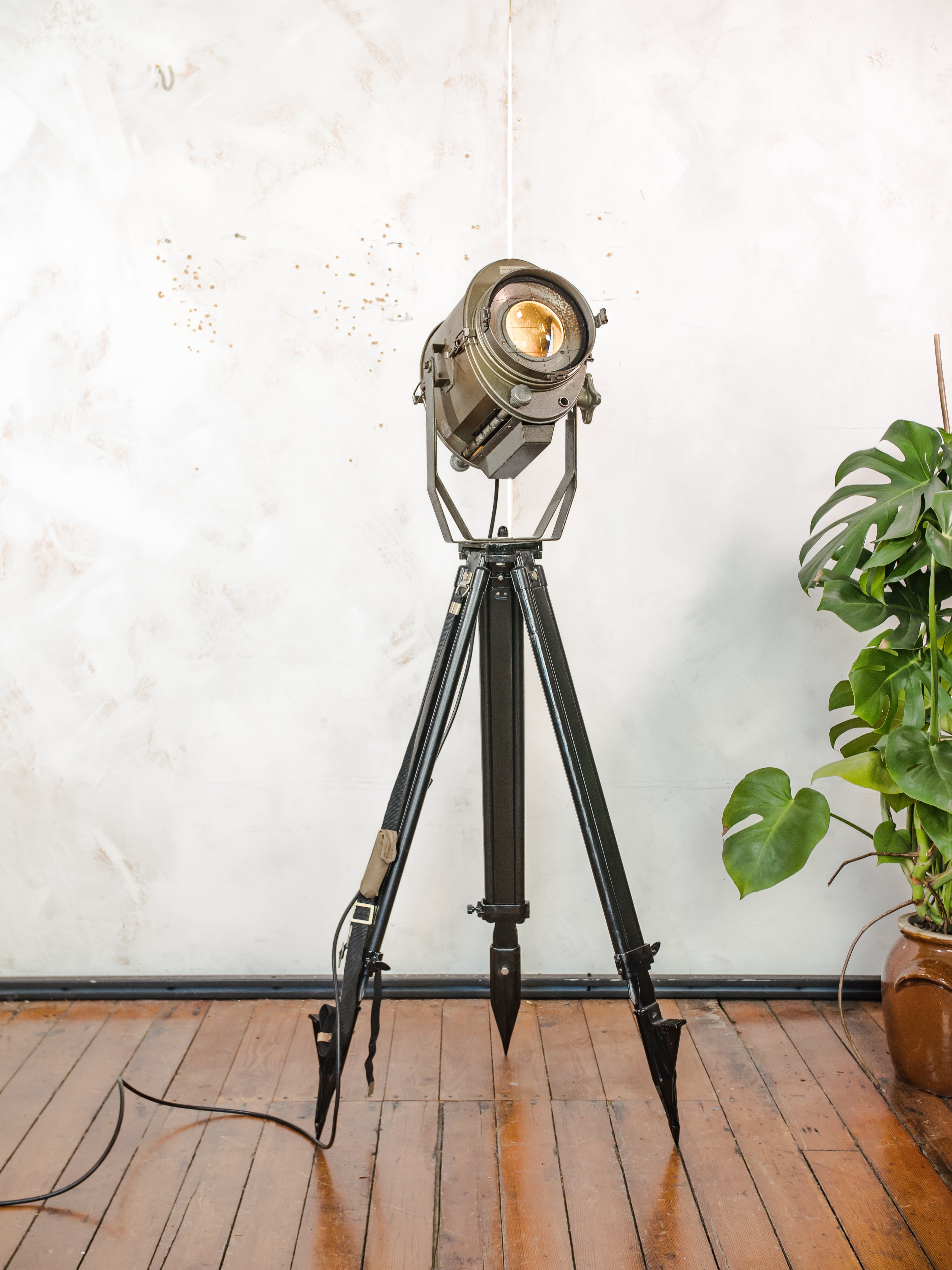 Vintage ADB België theaterspot lamp uit de jaren 60 | Industriële podiumlamp met statief | Nieuwe E27-fitting | Breedstraler & Spot | Loftverlichting
