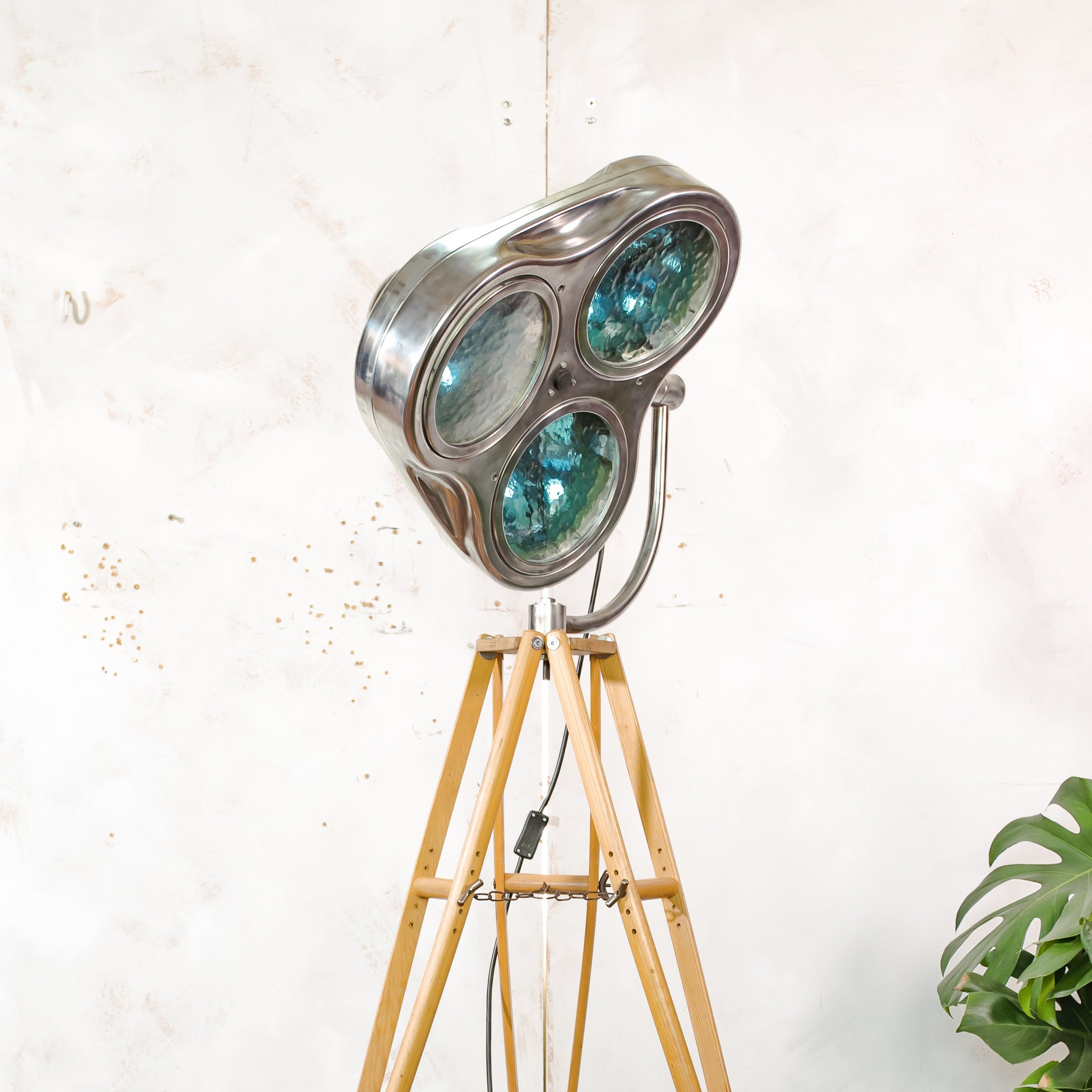 Gepolijste chirurgische spotlight lamp Heraeus Hanaulux London vloerlamp | Leger kruk statief | Blauwe lenzen | Gerecyclede ziekenhuislamp