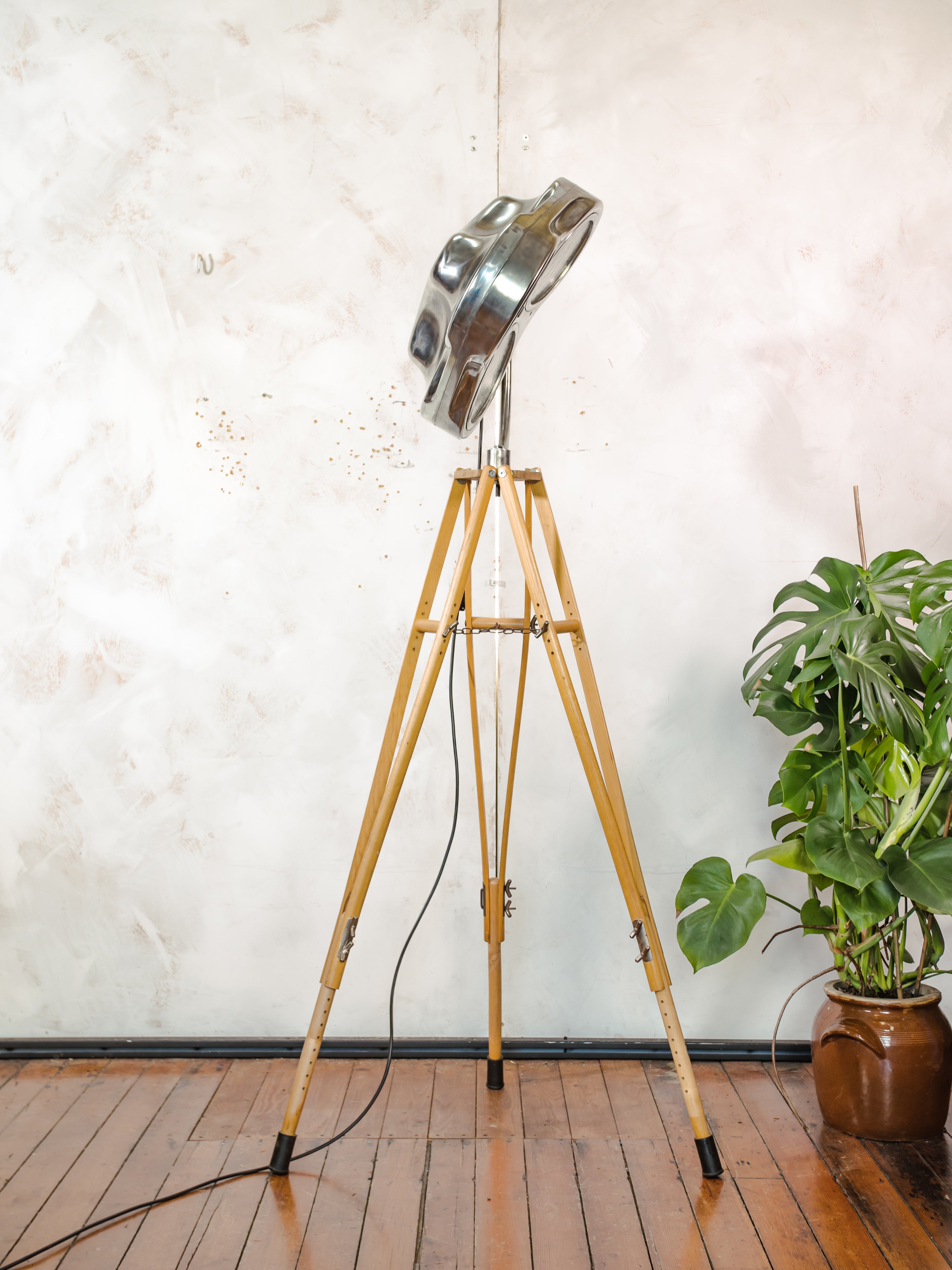 Gepolijste chirurgische spotlight lamp Heraeus Hanaulux London vloerlamp | Leger kruk statief | Blauwe lenzen | Gerecyclede ziekenhuislamp