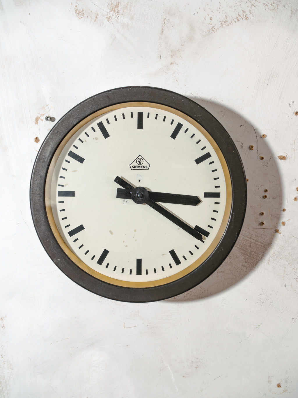 Kleine stationsklok uit de jaren 30 van Siemens, Ø30 cm, satijnzwart, industriële fabrieksklok, omgebouwd naar QUARTZ uurwerk.