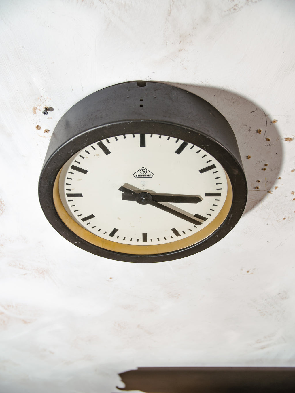 Kleine stationsklok uit de jaren 30 van Siemens, Ø30 cm, satijnzwart, industriële fabrieksklok, omgebouwd naar QUARTZ uurwerk.