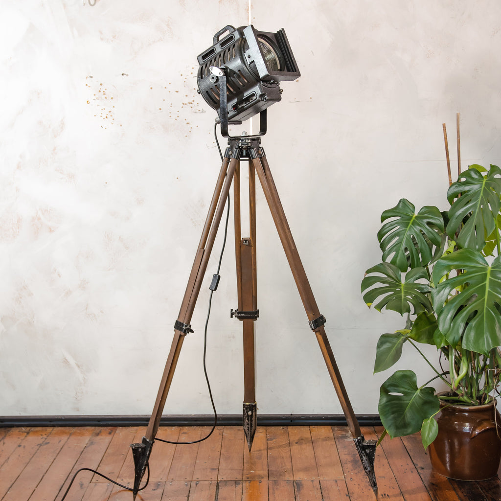 Vintage ARRI film spotlight vloerlamp, industriële filmlamp van Arnold & Richter uit de jaren 1950, statief voor landmeetkunde, studioverlichting