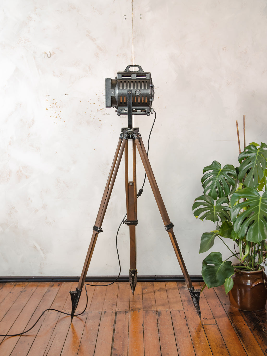 Vintage ARRI film spotlight vloerlamp, industriële filmlamp van Arnold & Richter uit de jaren 1950, statief voor landmeetkunde, studioverlichting
