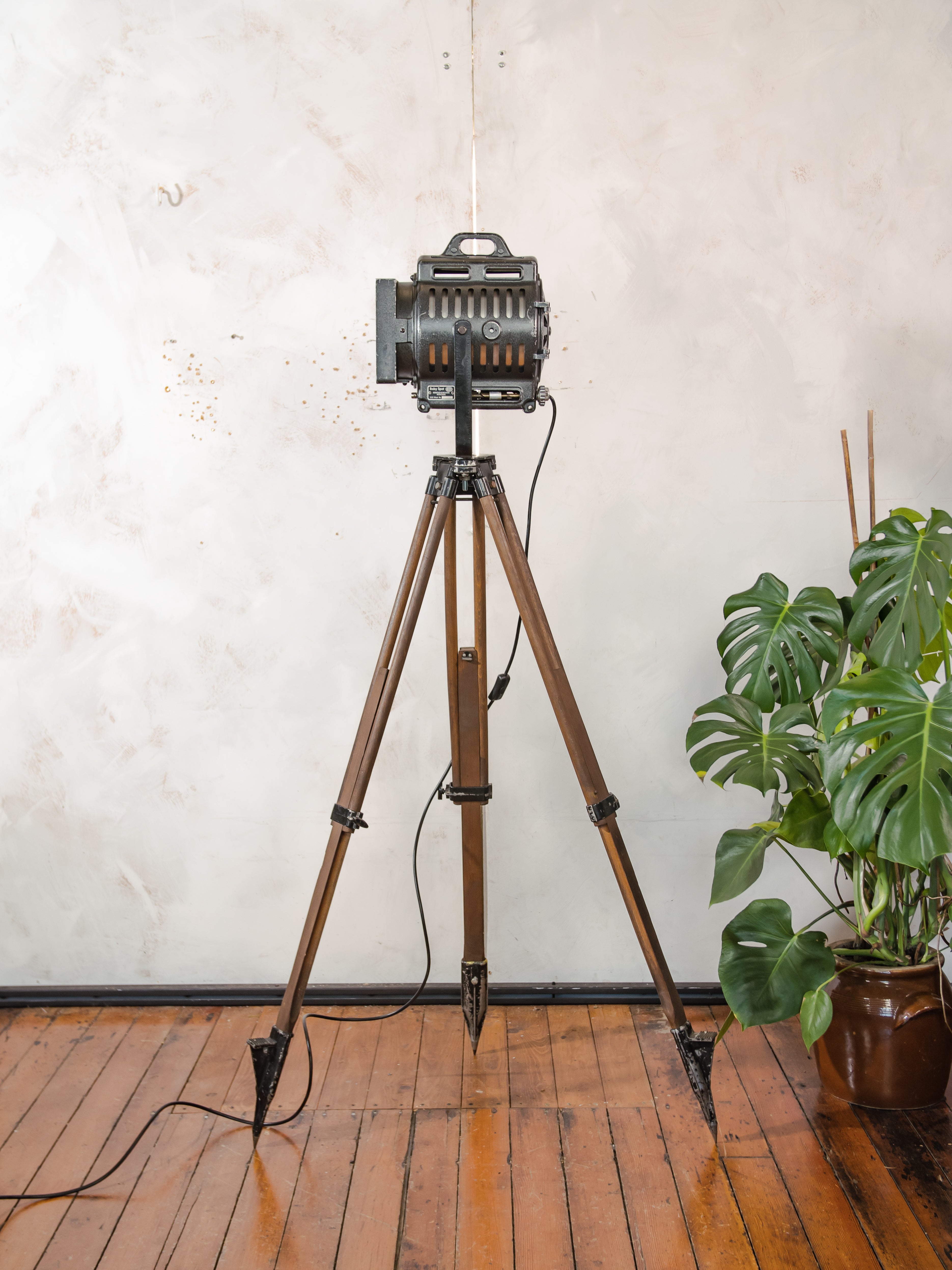 Vintage ARRI film spotlight vloerlamp, industriële filmlamp van Arnold & Richter uit de jaren 1950, statief voor landmeetkunde, studioverlichting