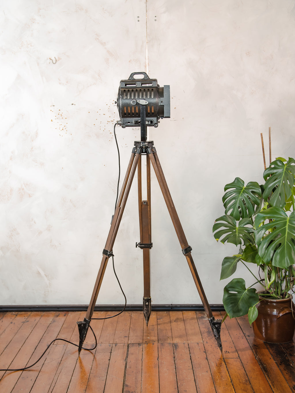 Vintage ARRI film spotlight vloerlamp, industriële filmlamp van Arnold & Richter uit de jaren 1950, statief voor landmeetkunde, studioverlichting
