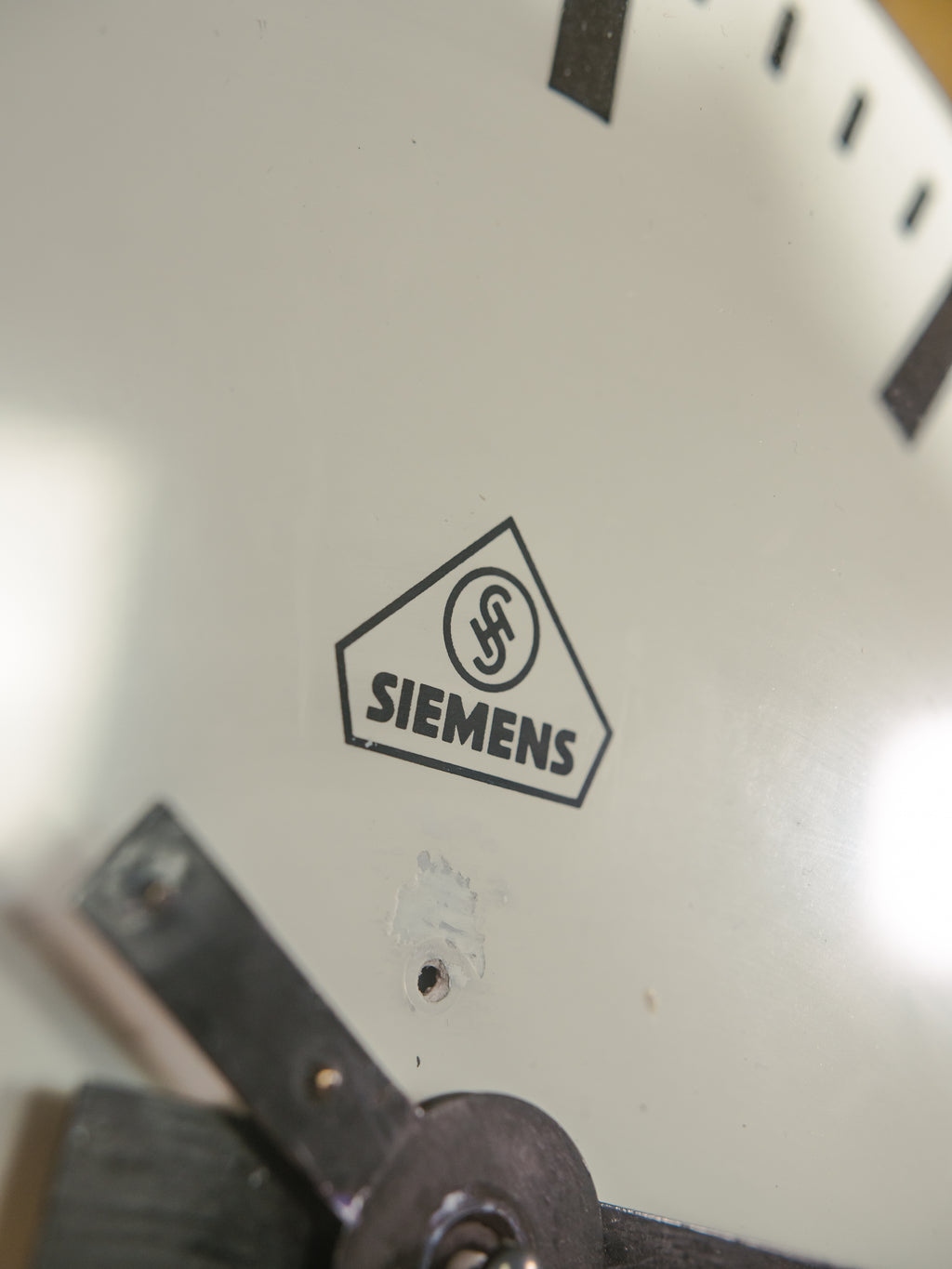 Kleine stationsklok uit de jaren 30 van Siemens, Ø30 cm, satijnzwart, industriële fabrieksklok, omgebouwd naar QUARTZ uurwerk.
