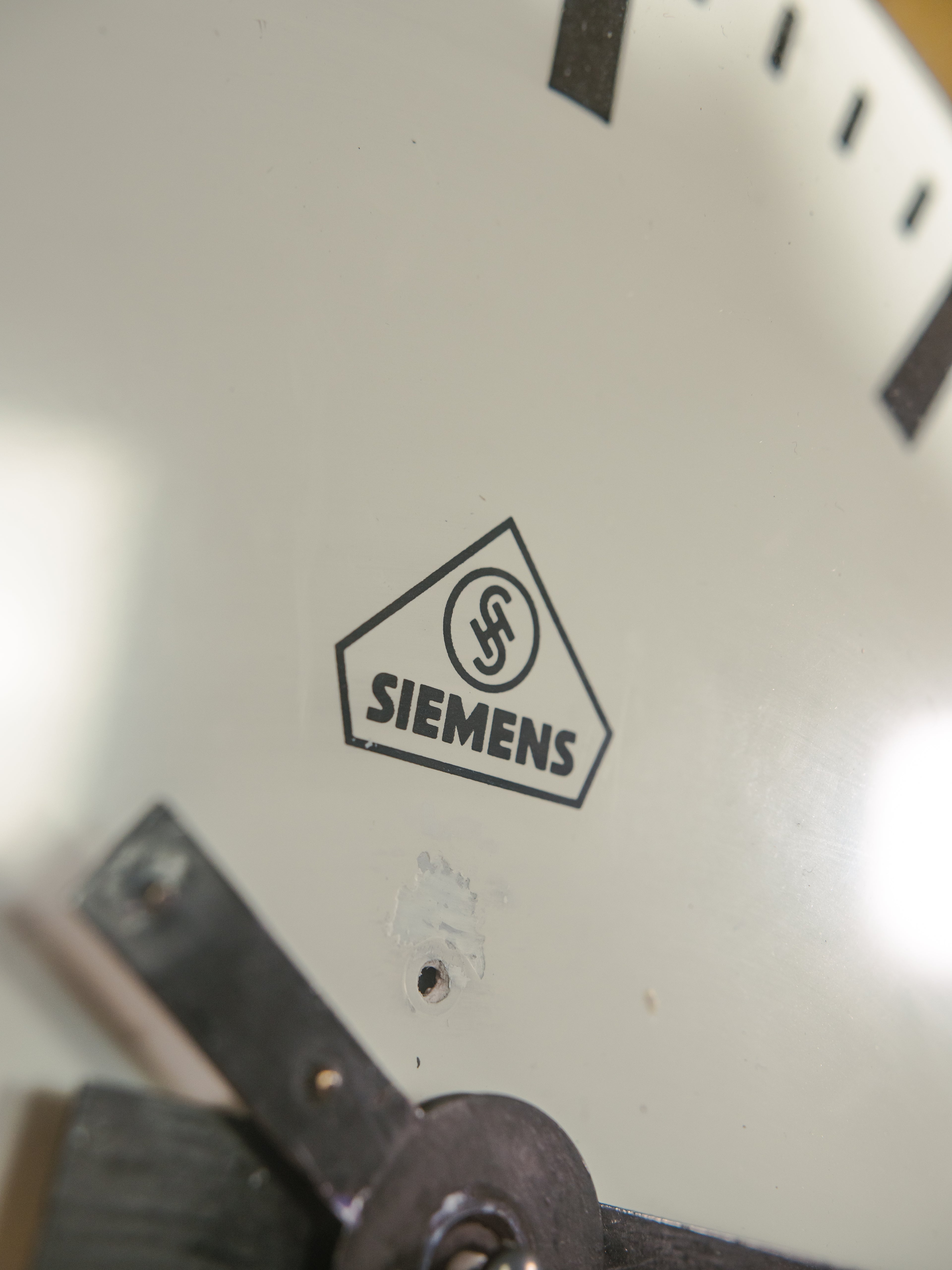 Kleine stationsklok uit de jaren 30 van Siemens, Ø30 cm, satijnzwart, industriële fabrieksklok, omgebouwd naar QUARTZ uurwerk.