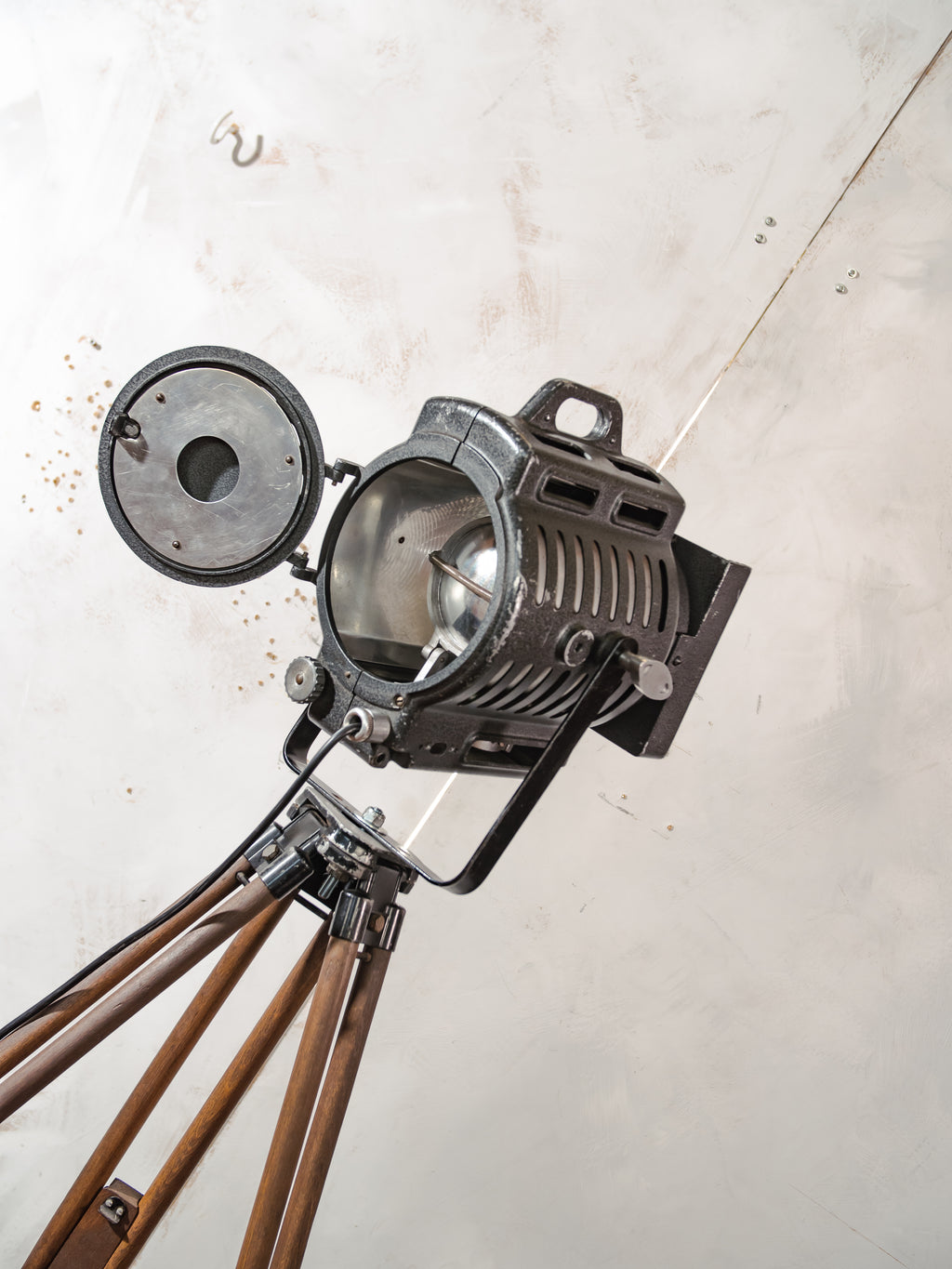 Vintage ARRI film spotlight vloerlamp, industriële filmlamp van Arnold & Richter uit de jaren 1950, statief voor landmeetkunde, studioverlichting