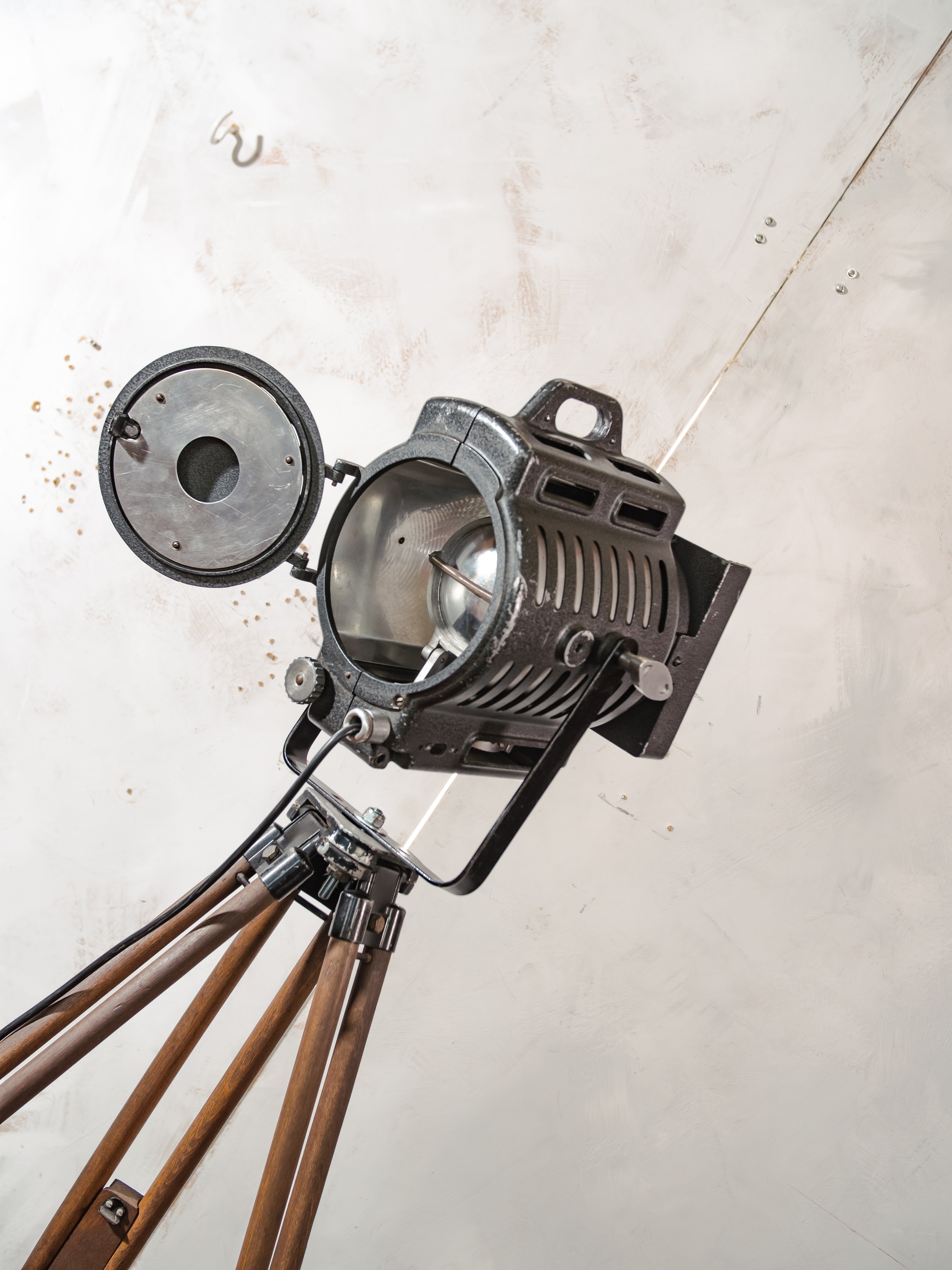 Vintage ARRI film spotlight vloerlamp, industriële filmlamp van Arnold & Richter uit de jaren 1950, statief voor landmeetkunde, studioverlichting
