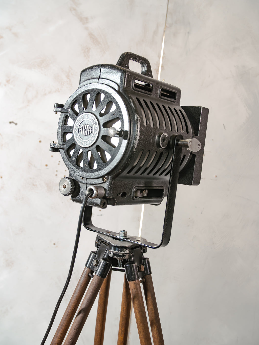 Vintage ARRI film spotlight vloerlamp, industriële filmlamp van Arnold & Richter uit de jaren 1950, statief voor landmeetkunde, studioverlichting