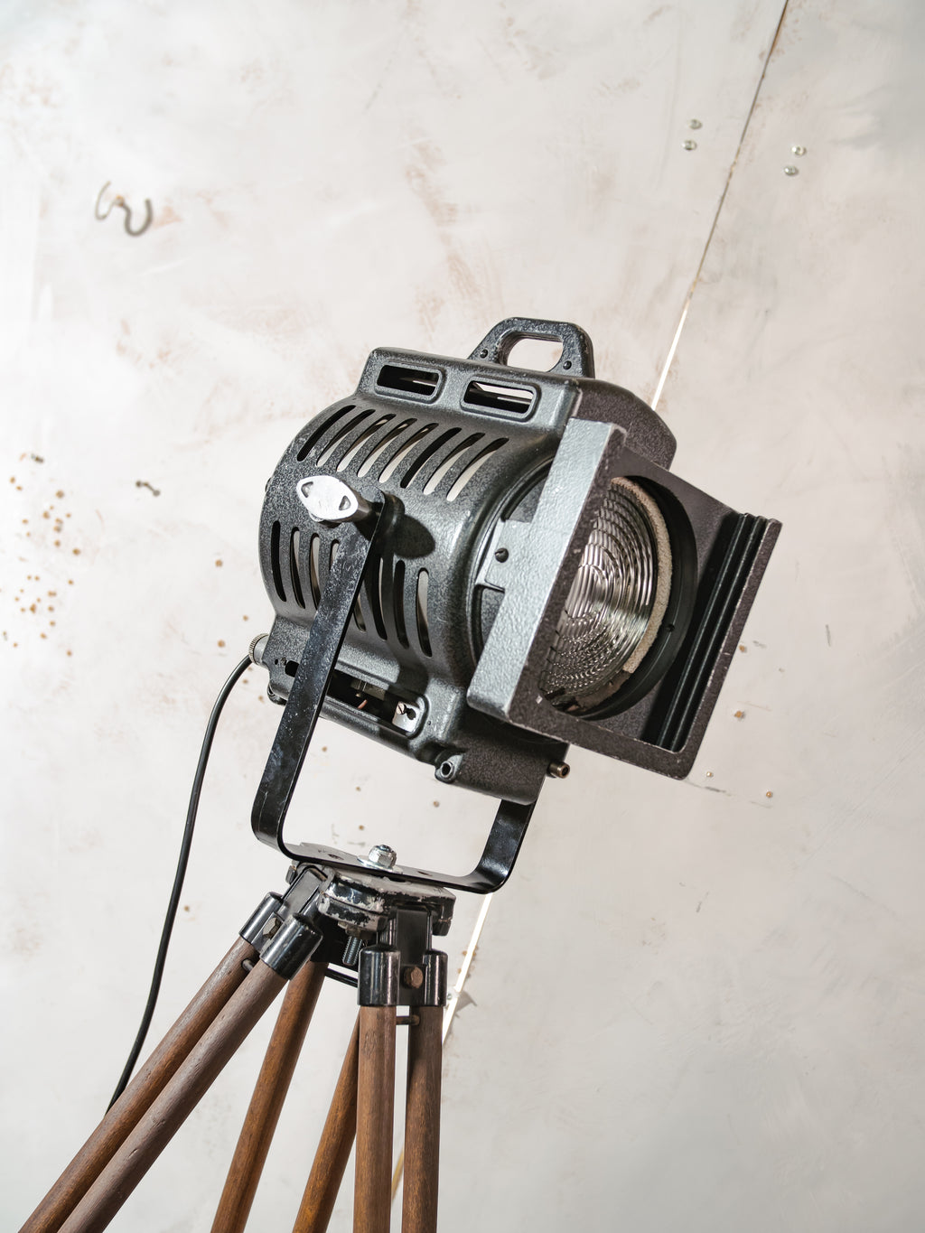 Vintage ARRI film spotlight vloerlamp, industriële filmlamp van Arnold & Richter uit de jaren 1950, statief voor landmeetkunde, studioverlichting