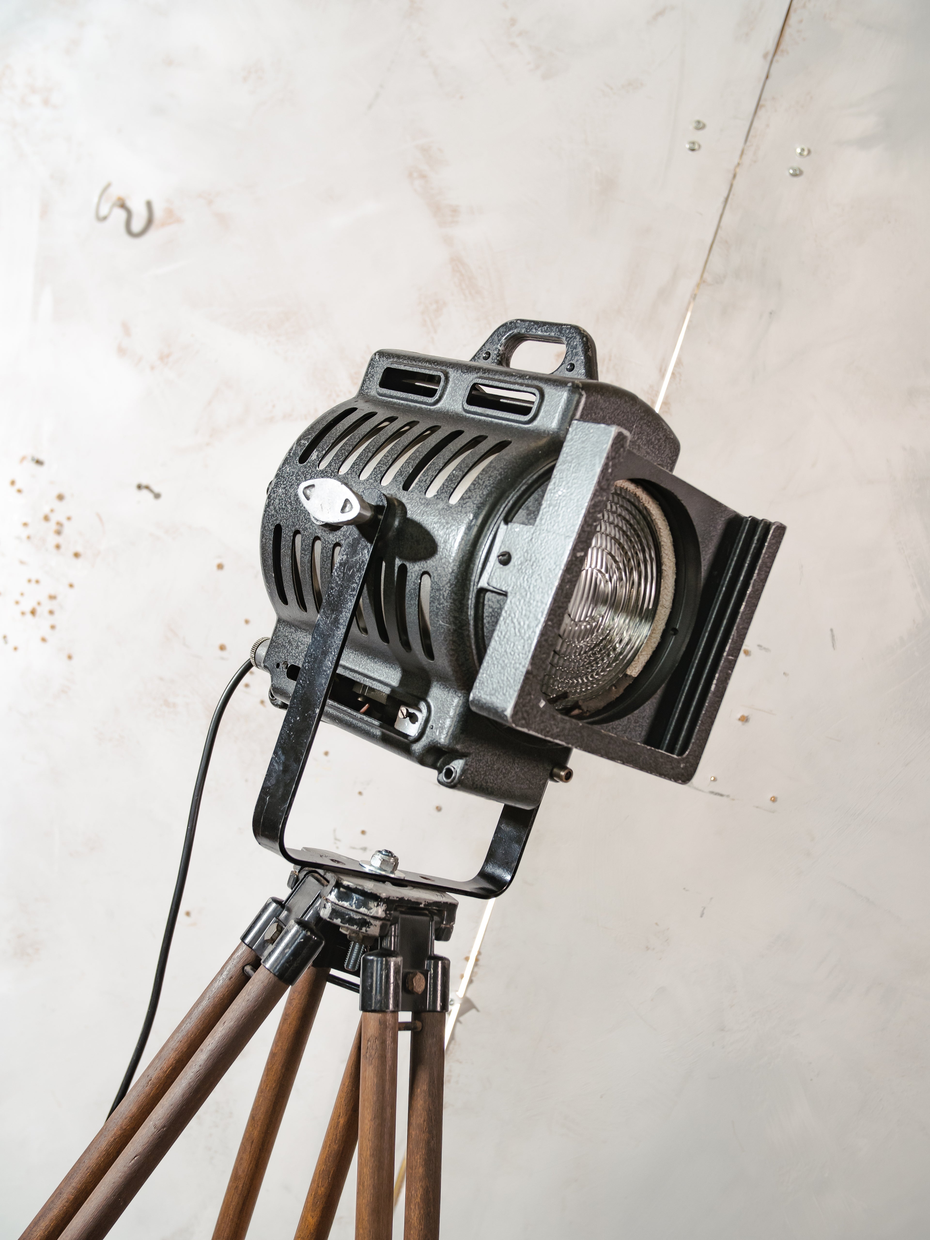 Vintage ARRI film spotlight vloerlamp, industriële filmlamp van Arnold & Richter uit de jaren 1950, statief voor landmeetkunde, studioverlichting