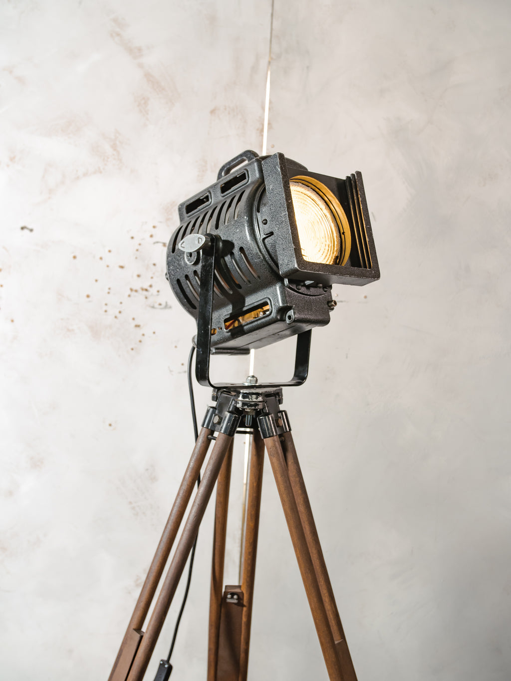 Vintage ARRI film spotlight vloerlamp, industriële filmlamp van Arnold & Richter uit de jaren 1950, statief voor landmeetkunde, studioverlichting
