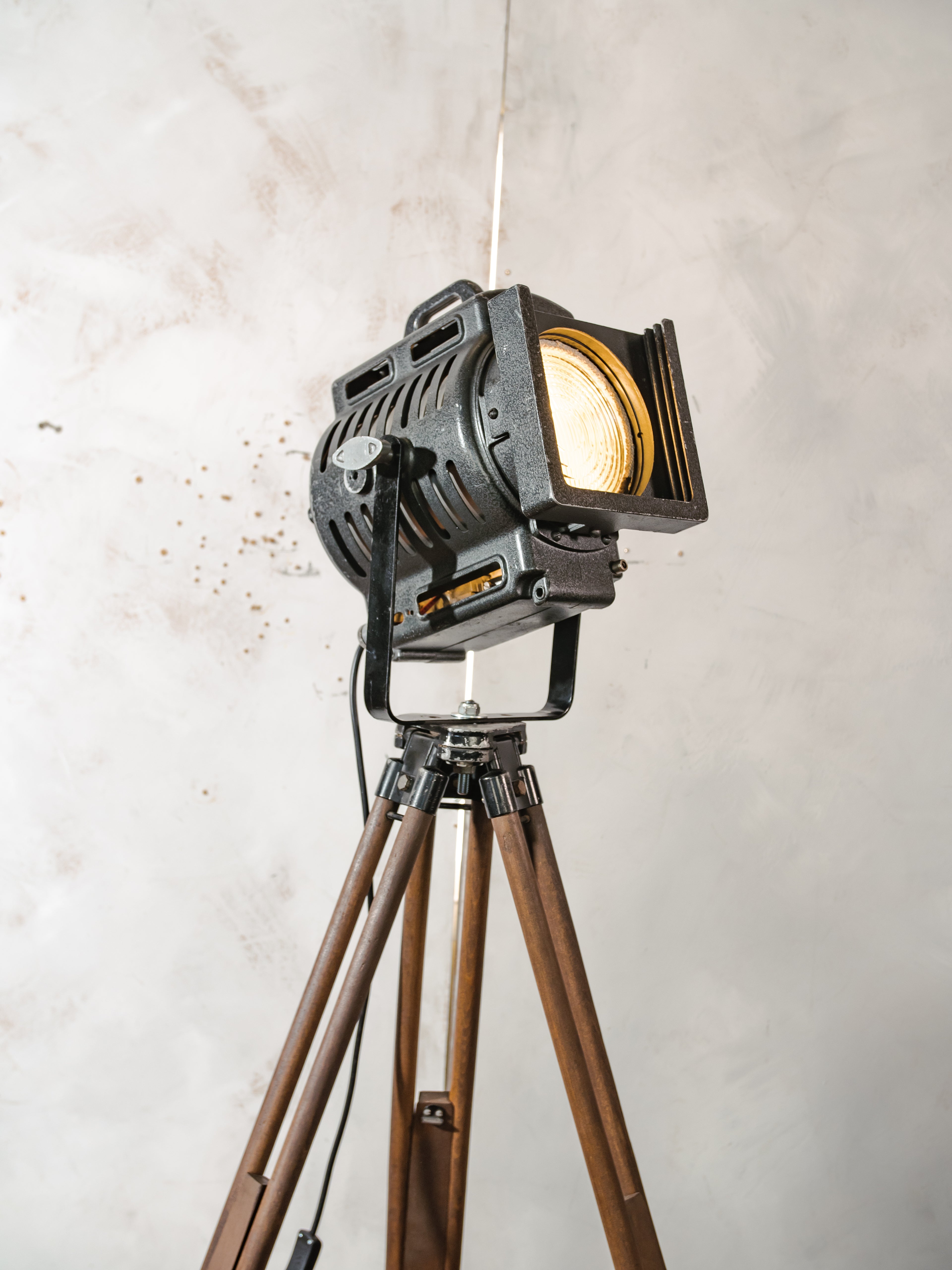 Vintage ARRI film spotlight vloerlamp, industriële filmlamp van Arnold & Richter uit de jaren 1950, statief voor landmeetkunde, studioverlichting