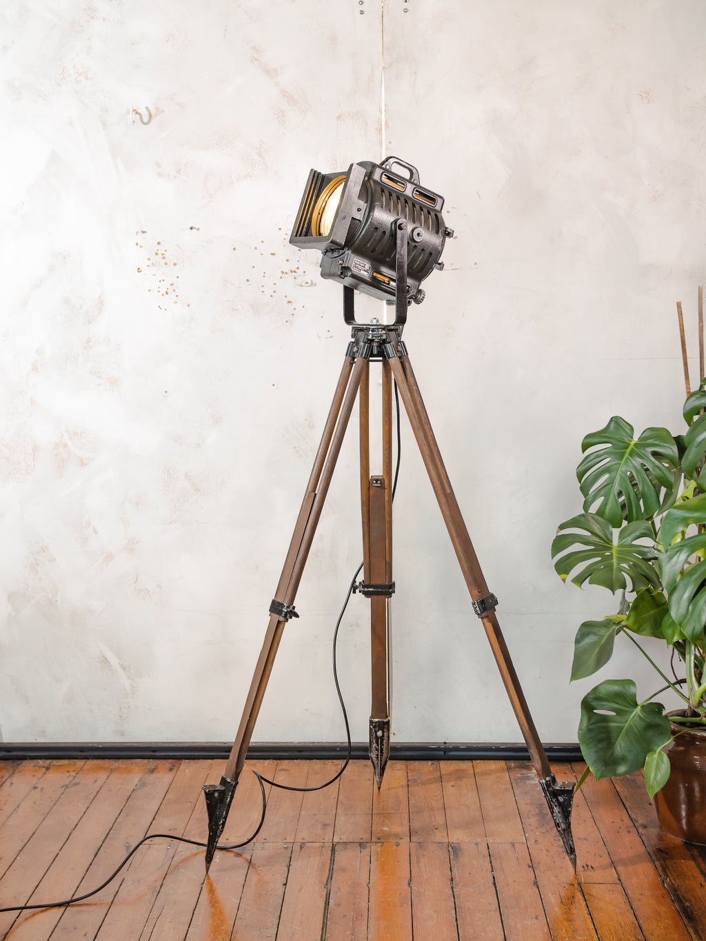 Vintage ARRI film spotlight vloerlamp, industriële filmlamp van Arnold & Richter uit de jaren 1950, statief voor landmeetkunde, studioverlichting