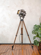 Vintage ARRI film spotlight vloerlamp, industriële filmlamp van Arnold & Richter uit de jaren 1950, statief voor landmeetkunde, studioverlichting