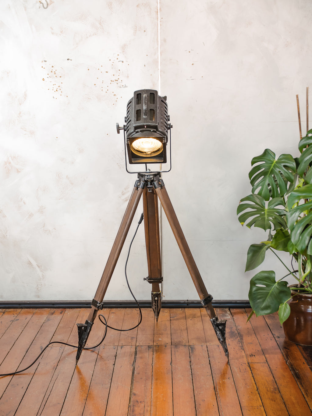 Vintage ARRI film spotlight vloerlamp, industriële filmlamp van Arnold & Richter uit de jaren 1950, statief voor landmeetkunde, studioverlichting